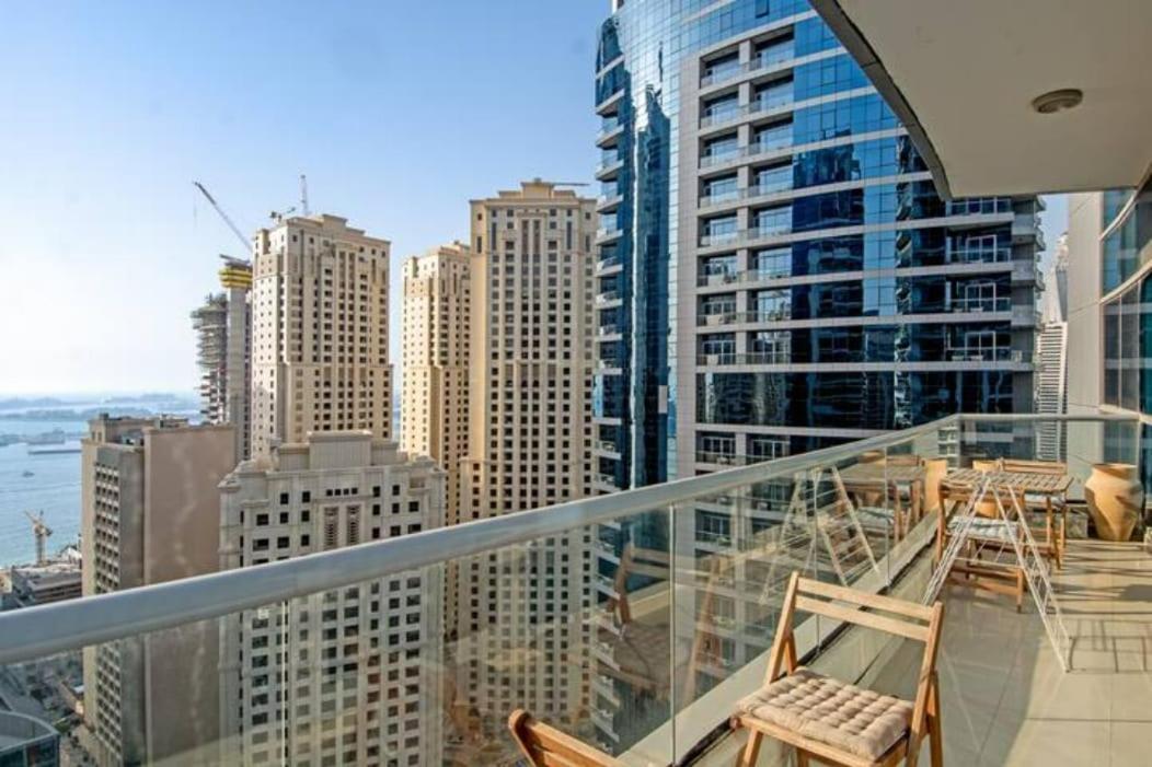 Homey 1-bedroom With Balcony Views In Marina *