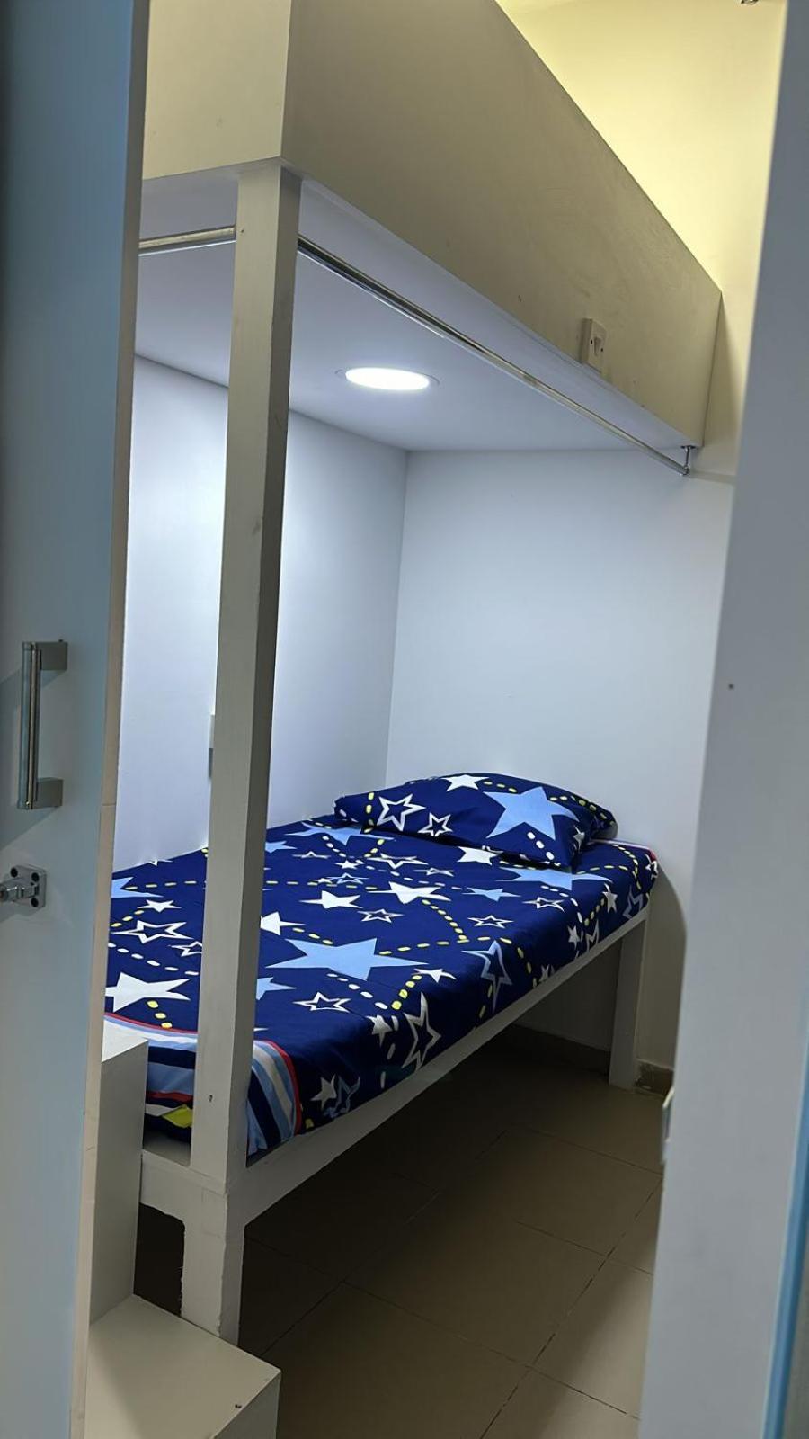 Brand New Unisex Budget Family In Center Of Bur Habitación en casa particular