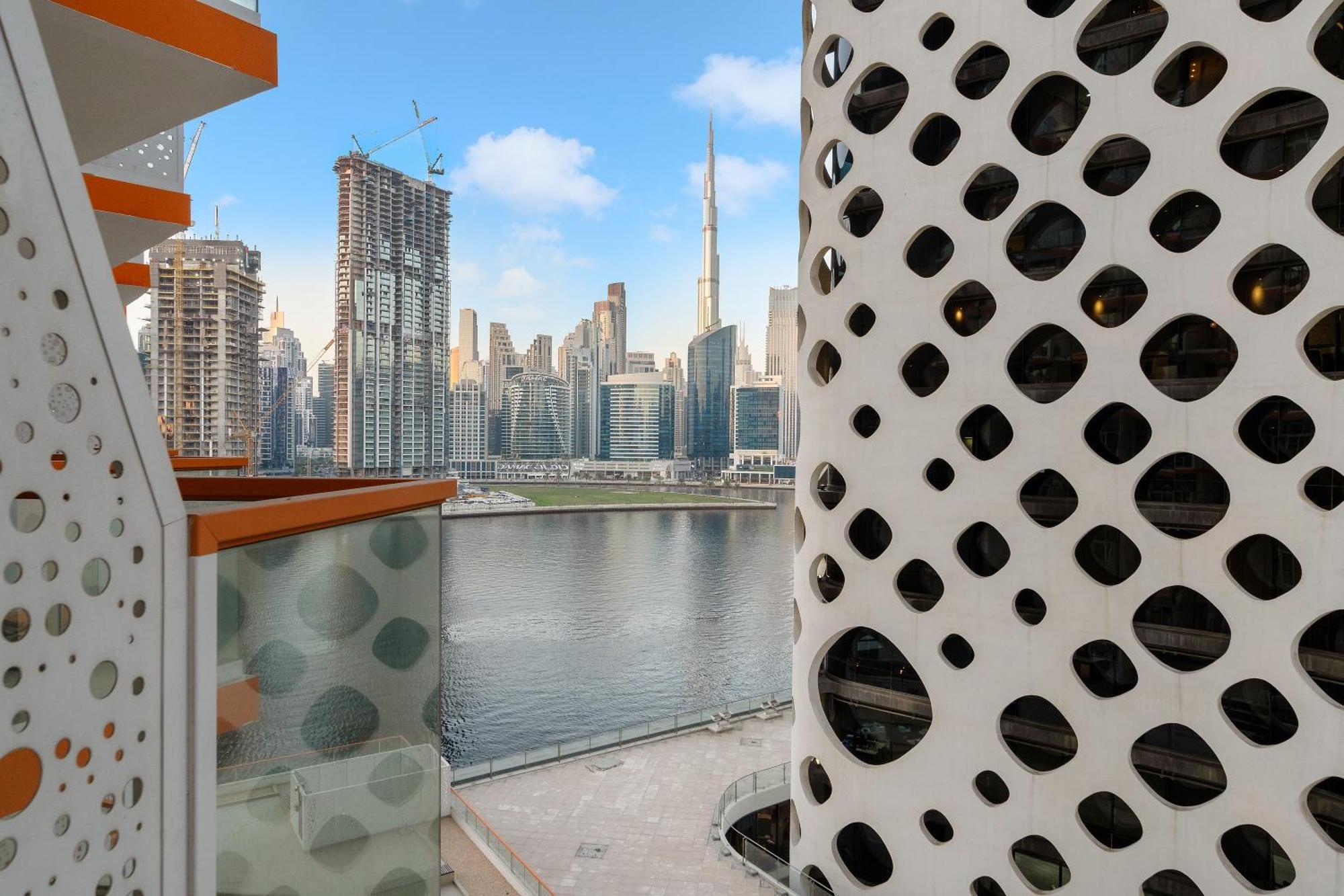 Appartement Stunning Waterfront Burj Views With Pool & Gym, Sleeps 6 Dubaï