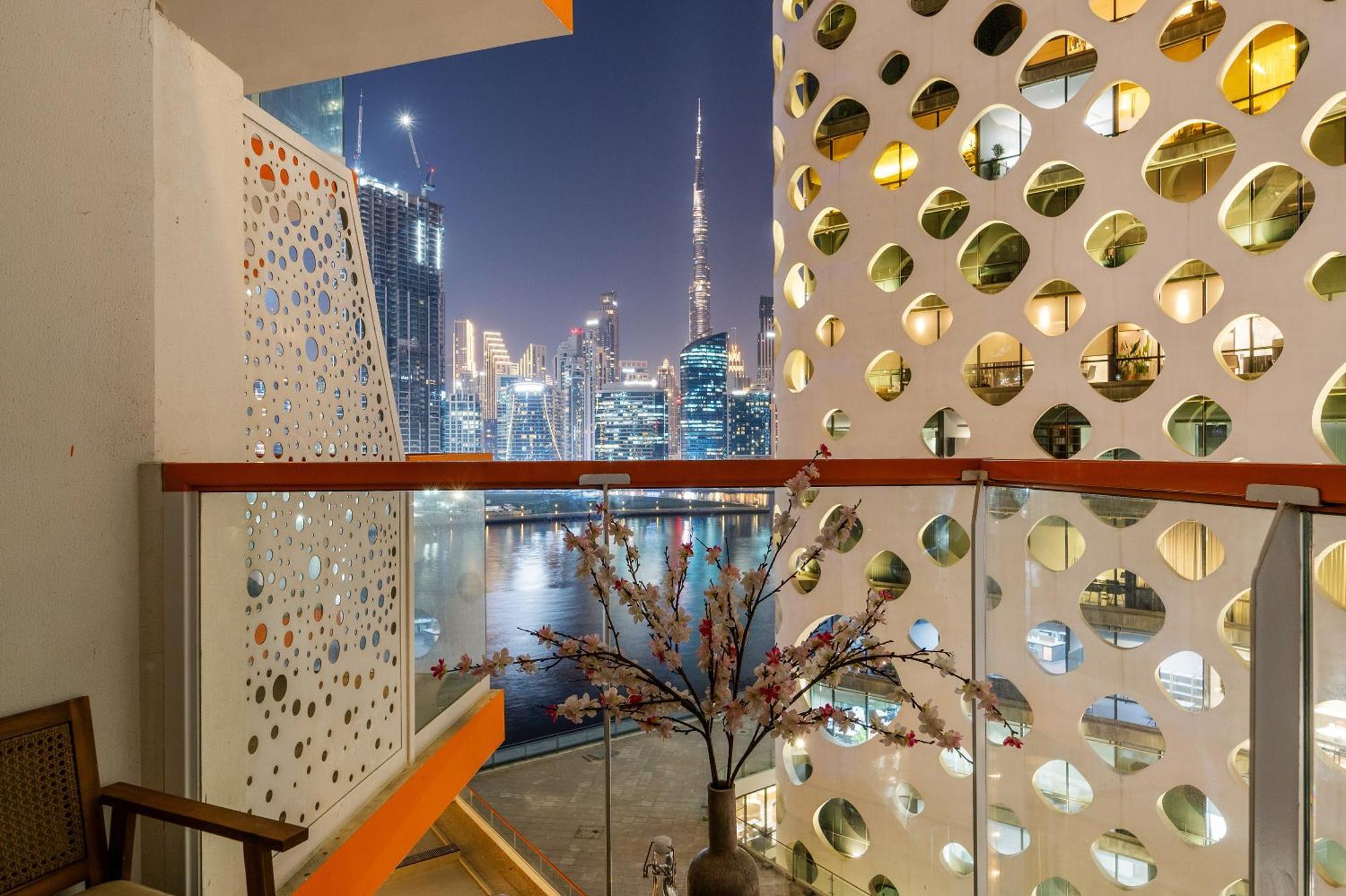 Stunning Waterfront Burj Views With Pool & Gym, Sleeps 6