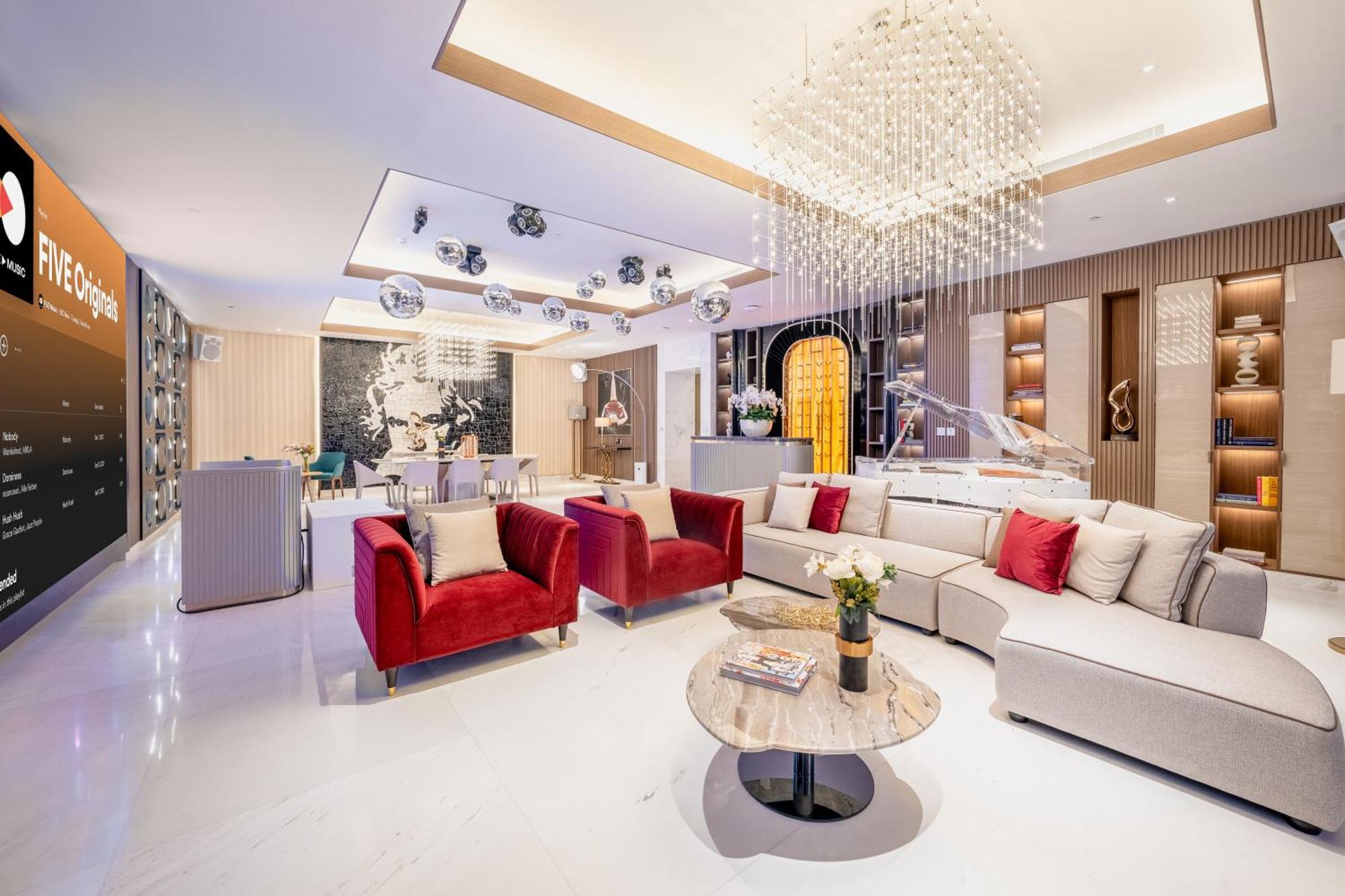 Five Luxe Hotel
