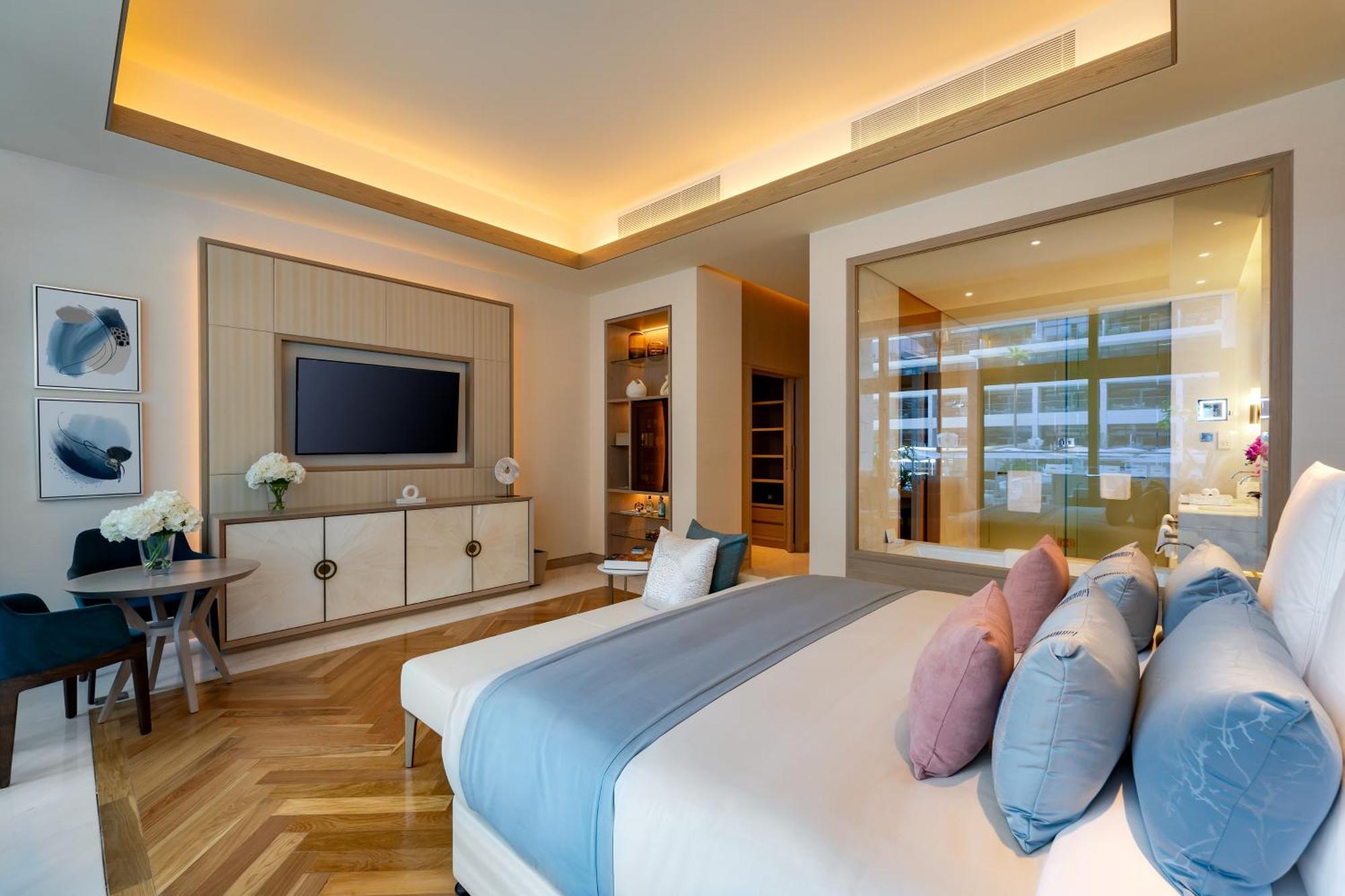 Five Luxe Hotel