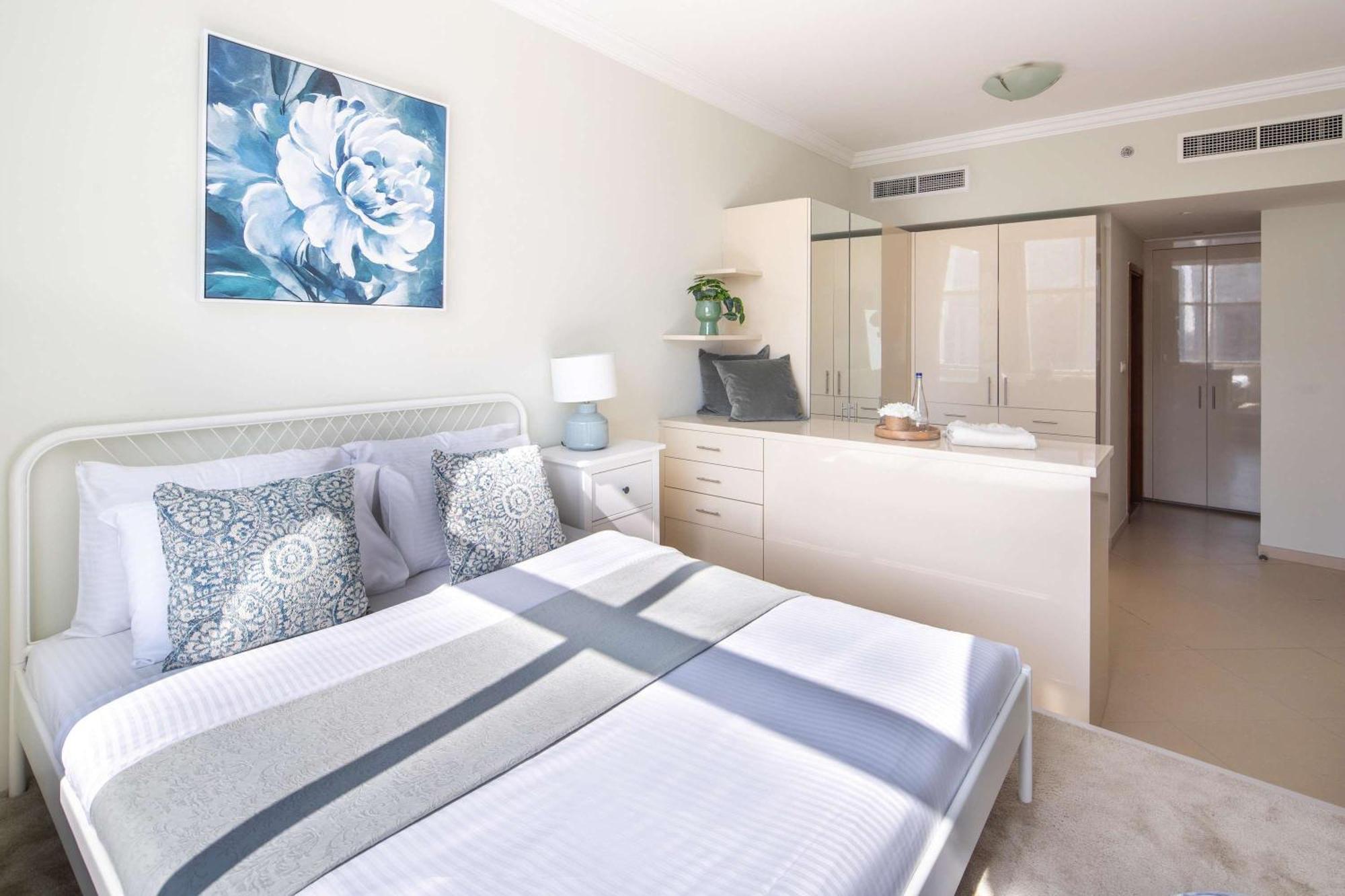 Frank Porter - Dorra Bay Apartment