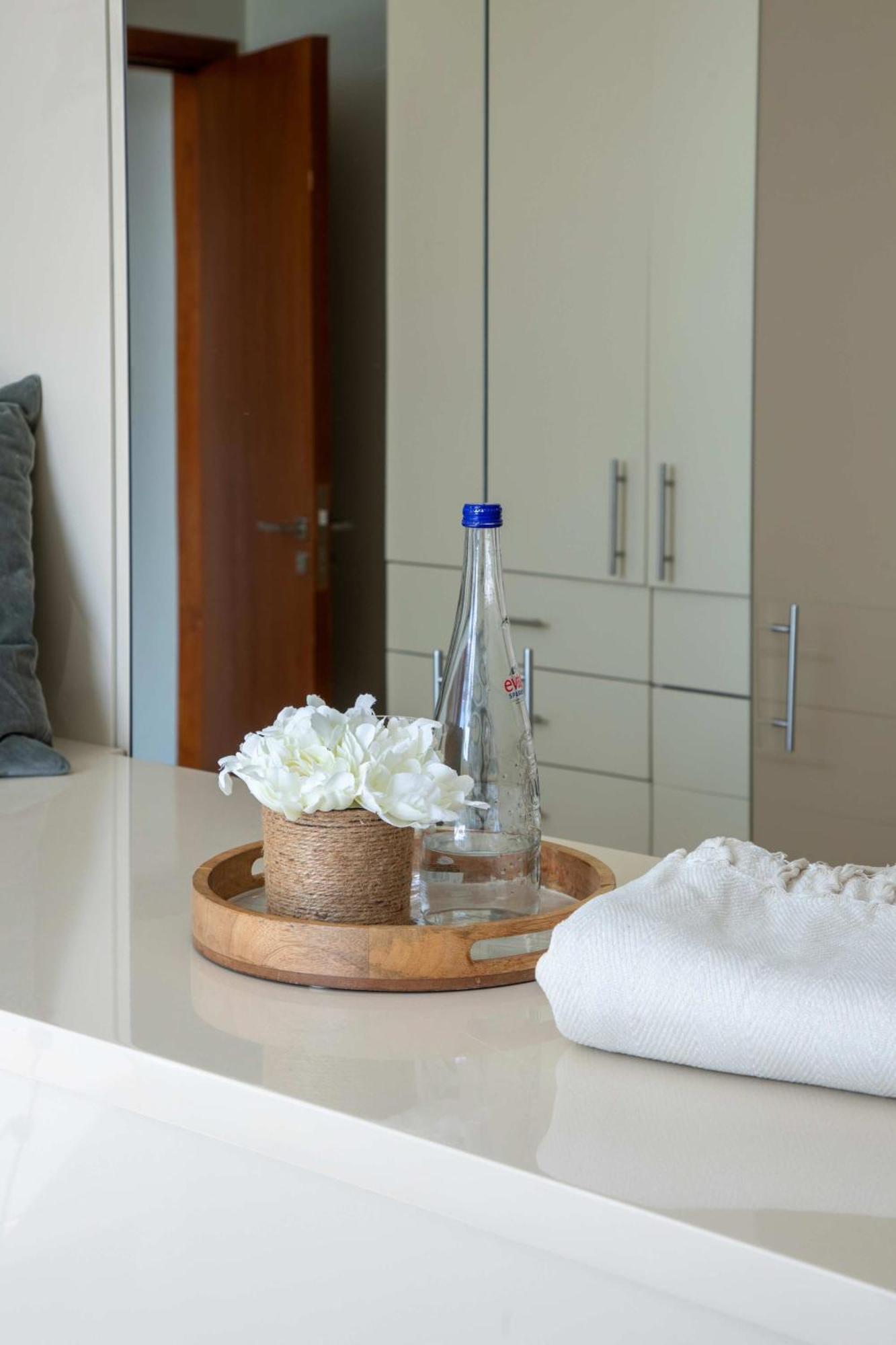 Frank Porter - Dorra Bay Apartment *