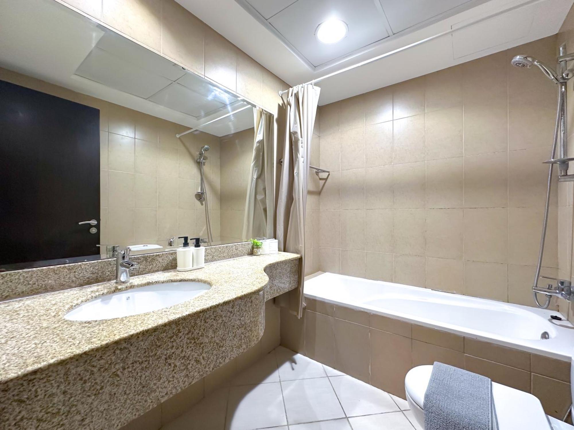 Cozy 2 Bedroom In Red In Sport Appartamento Dubai