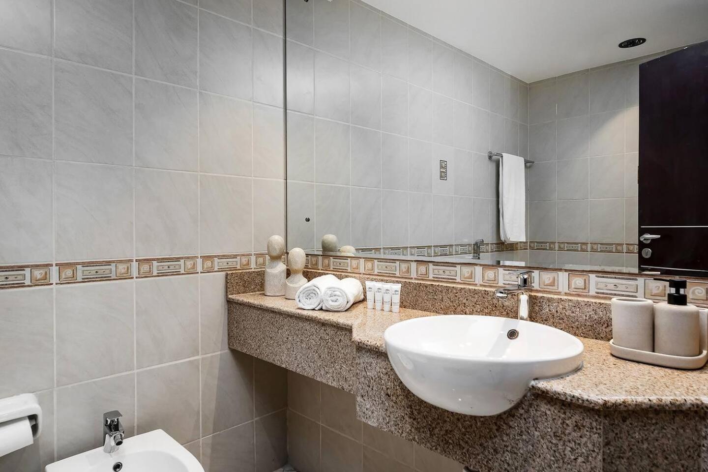 Short Walk To Marina & Jbr 1bhk Pool & Gym Appartement *