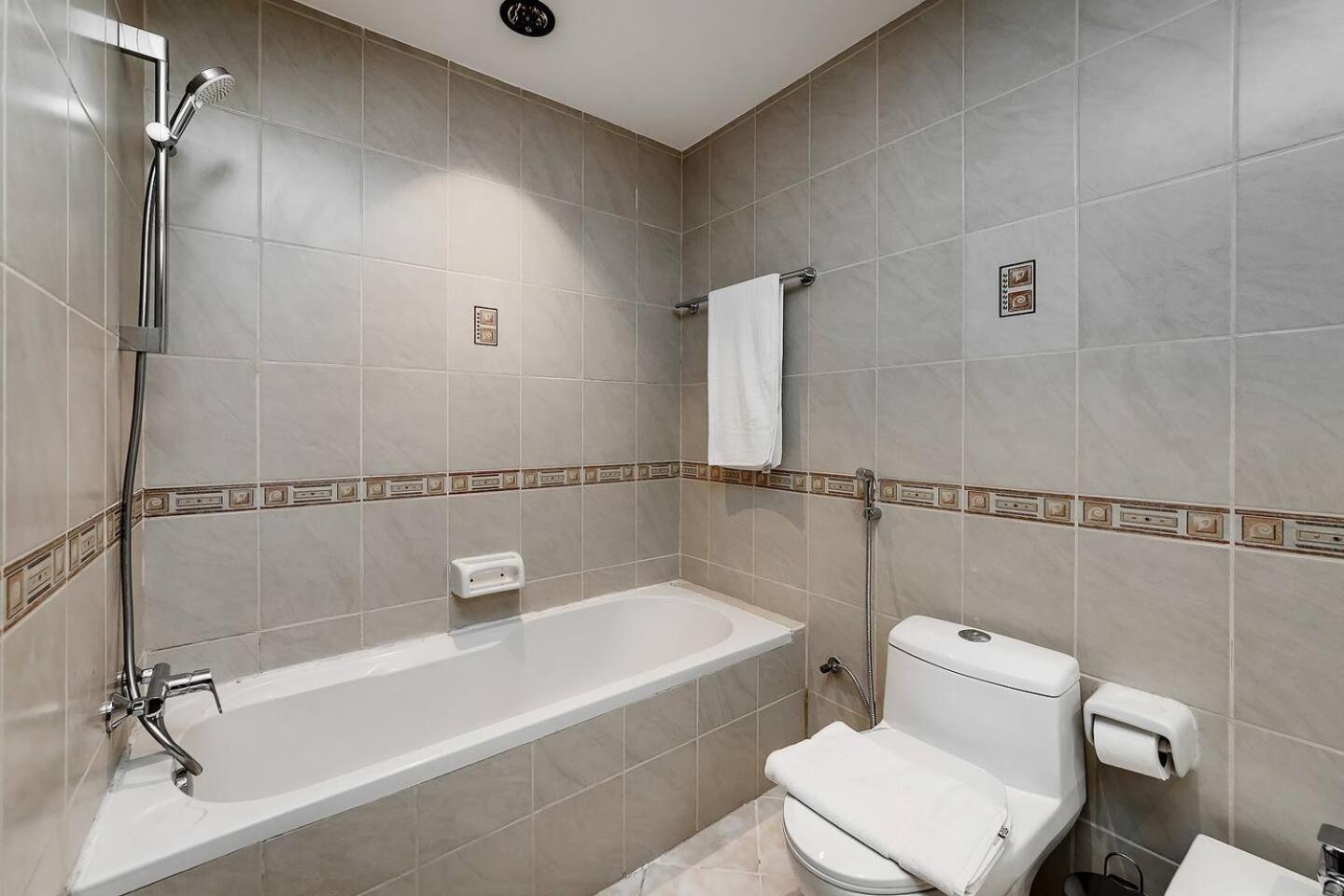 Short Walk To Marina & Jbr 1bhk Pool & Gym Appartement