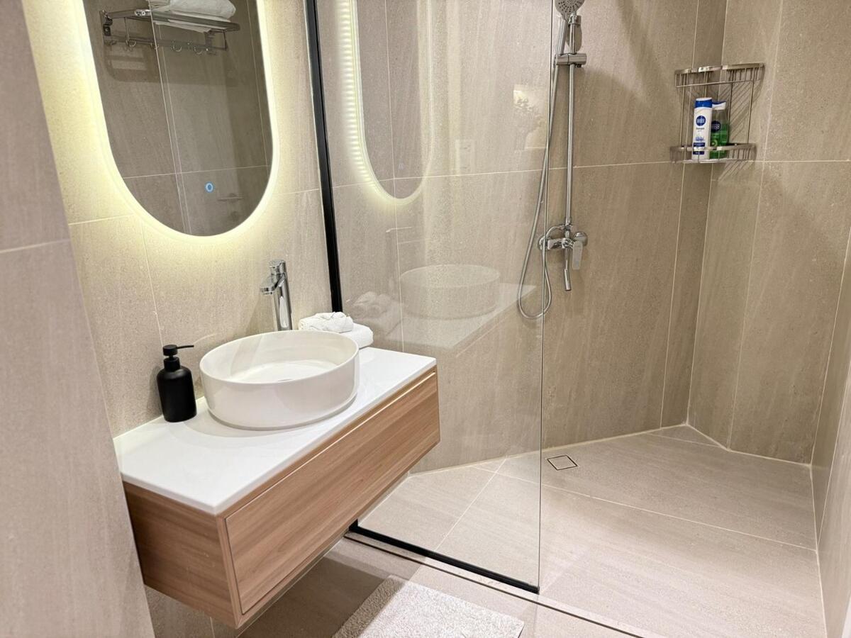 Cozy And Modern Two Bedroom In Marina