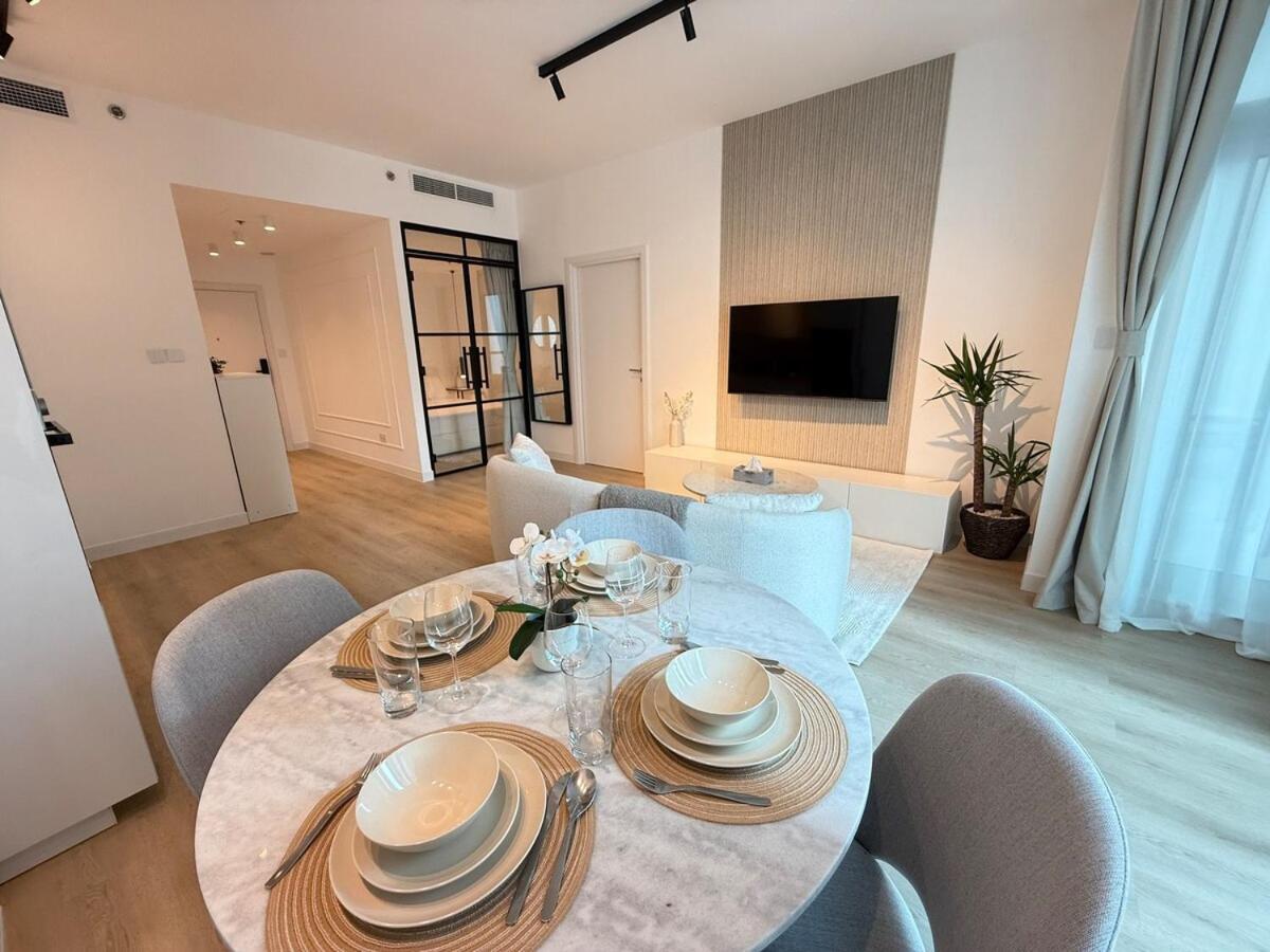 Cozy And Modern Two Bedroom In Marina