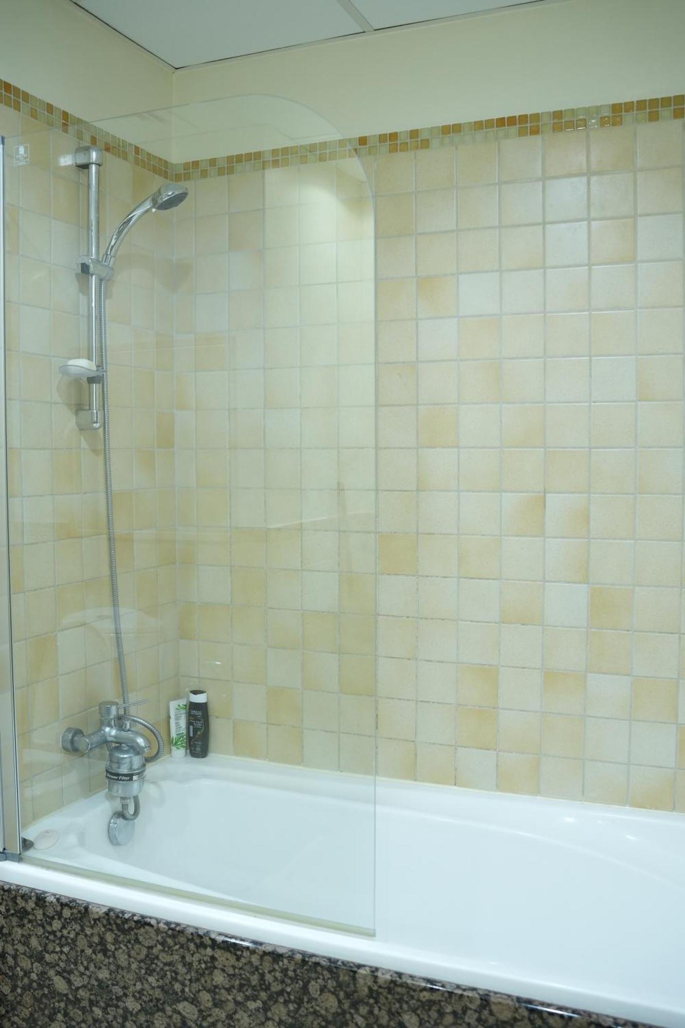 Yellow Parrot Jbr Hôtel capsule Dubaï