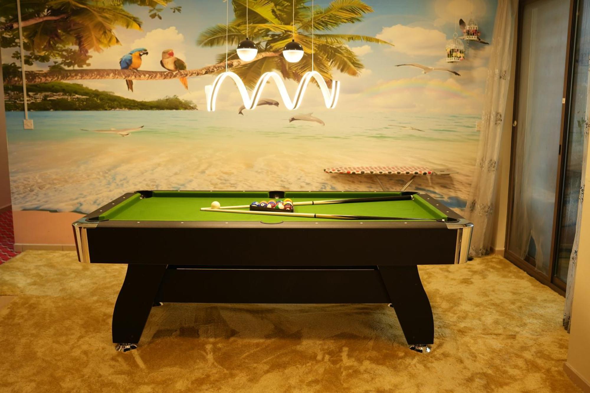Yellow Parrot Jbr Capsulehotel