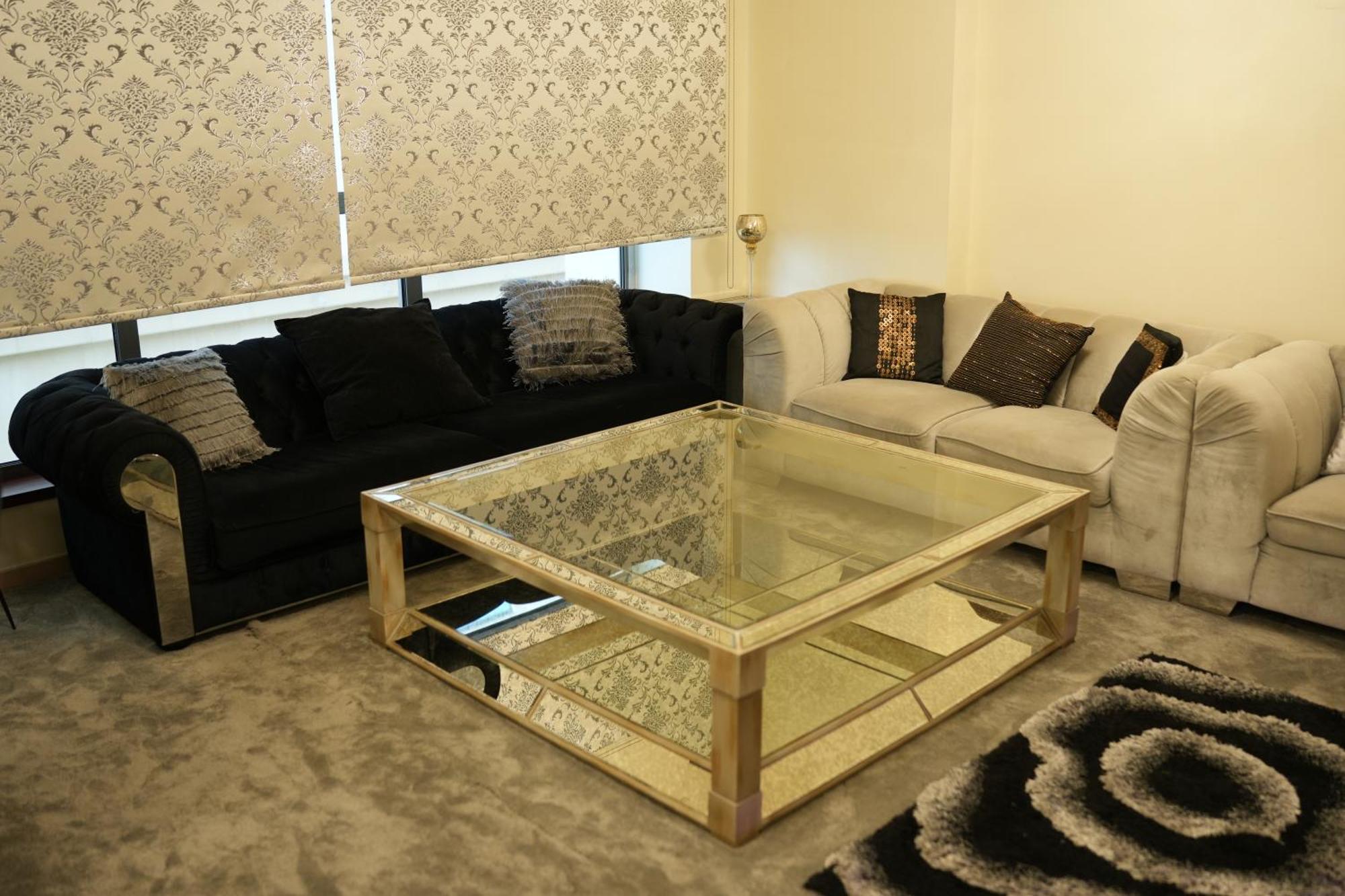 Yellow Parrot Jbr Capsulehotel *