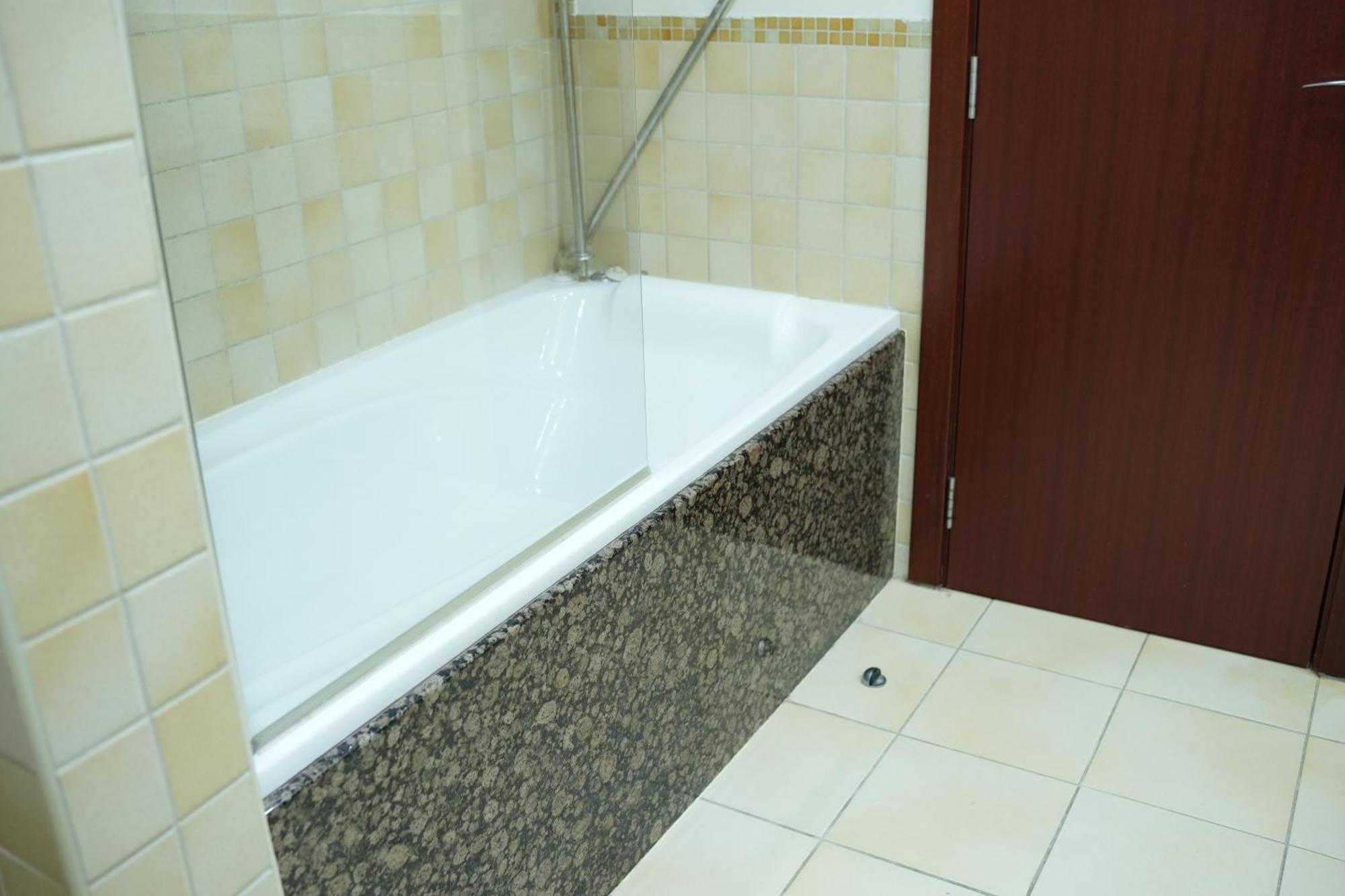 Yellow Parrot Jbr Hôtel capsule Dubaï