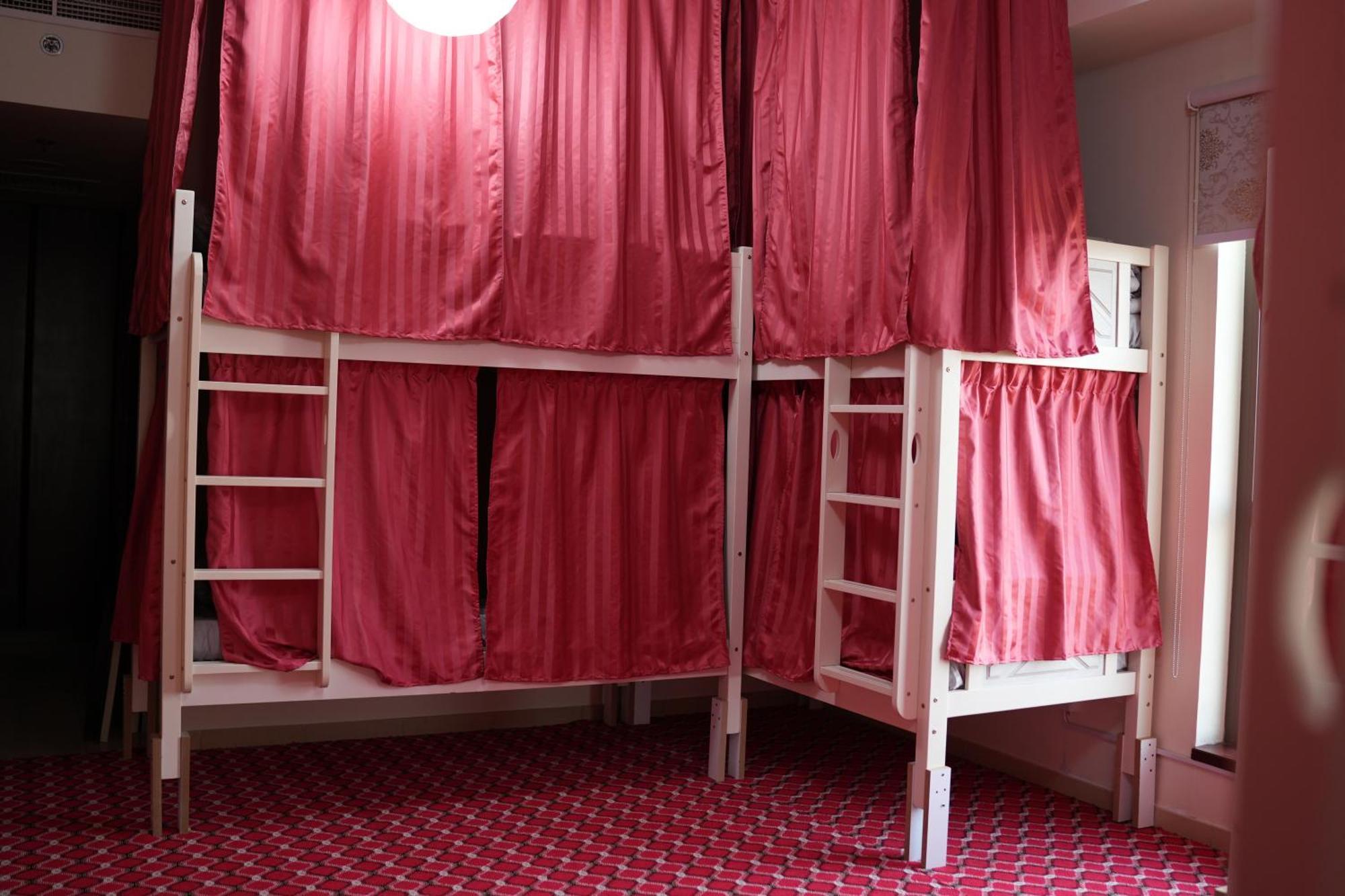 Capsulehotel Yellow Parrot Jbr *