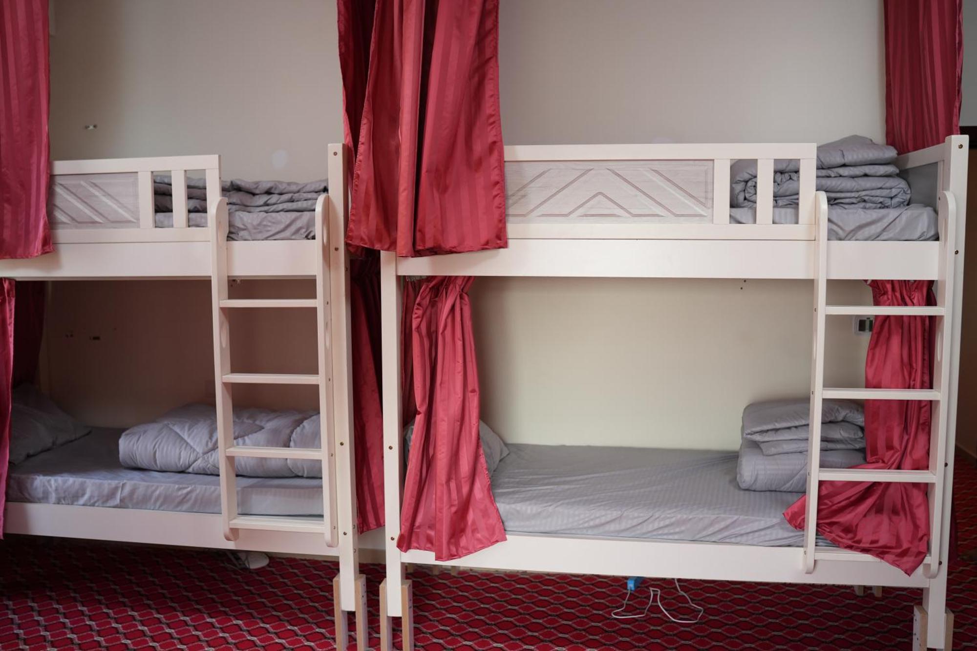 Capsulehotel Yellow Parrot Jbr