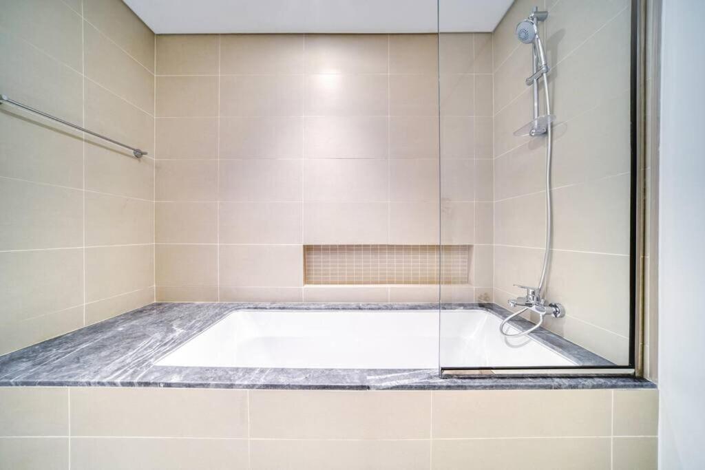 Luxury 2 Bed With Bluewater Views & Infinity Pool Appartement