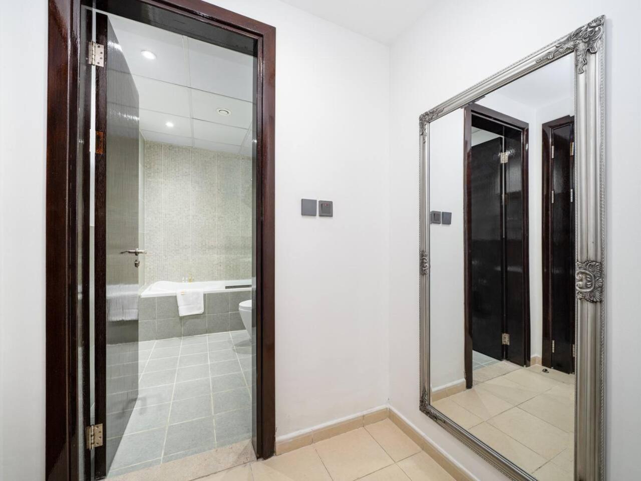 Charming 1-bedroom In Autumn, Jvc Appartement