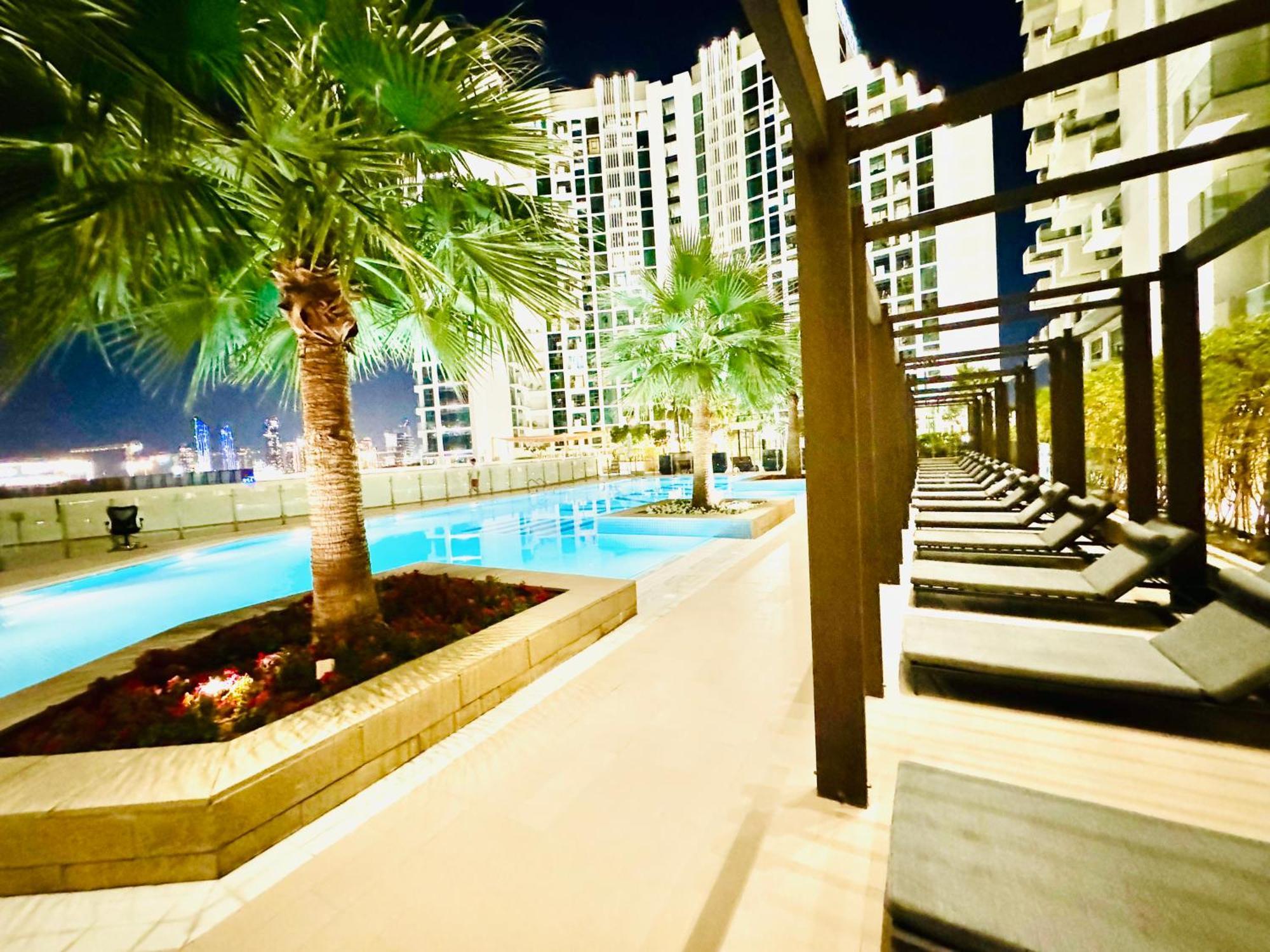 Farhad Azizi Al Jaddaf Sleek Appartement *