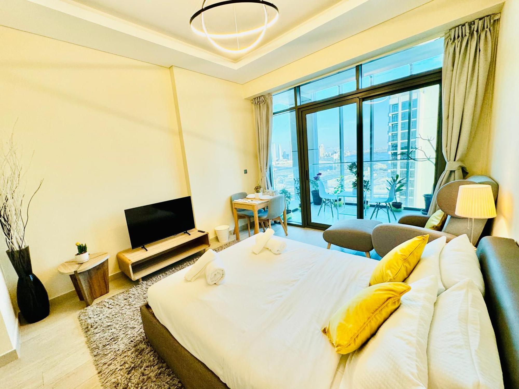 Farhad Azizi Al Jaddaf Sleek Appartement *