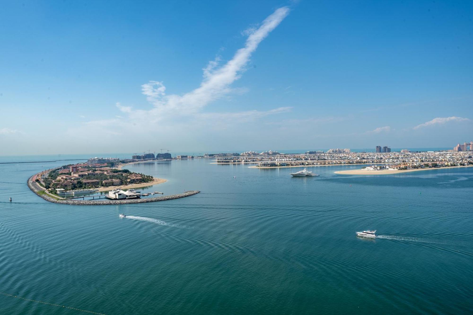 Homes & Beyond I Modern 2 Bedroom Seafront Apartemen
