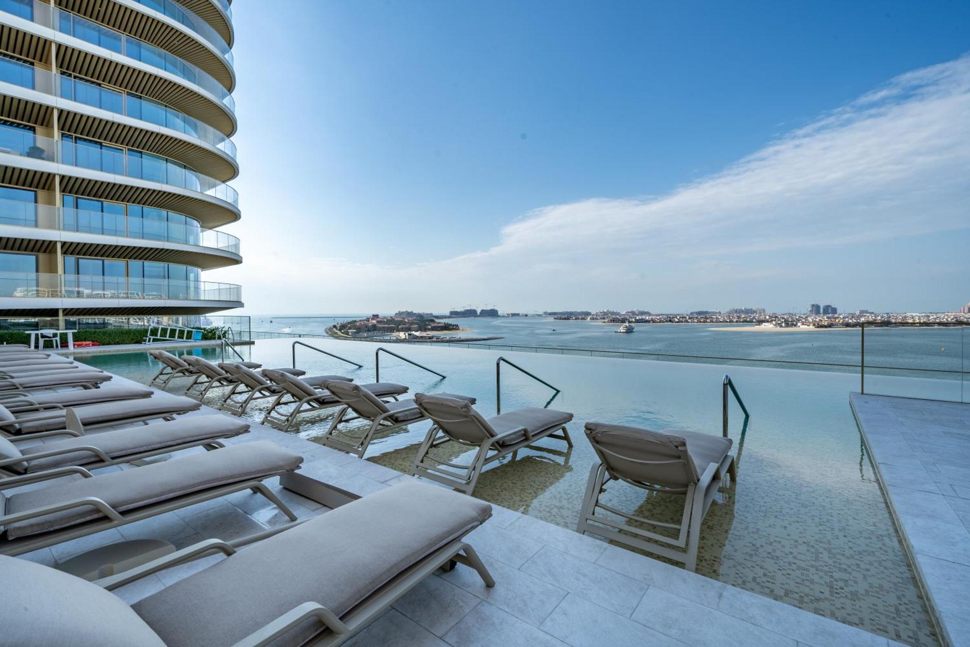 Homes & Beyond I Modern 2 Bedroom Seafront *
