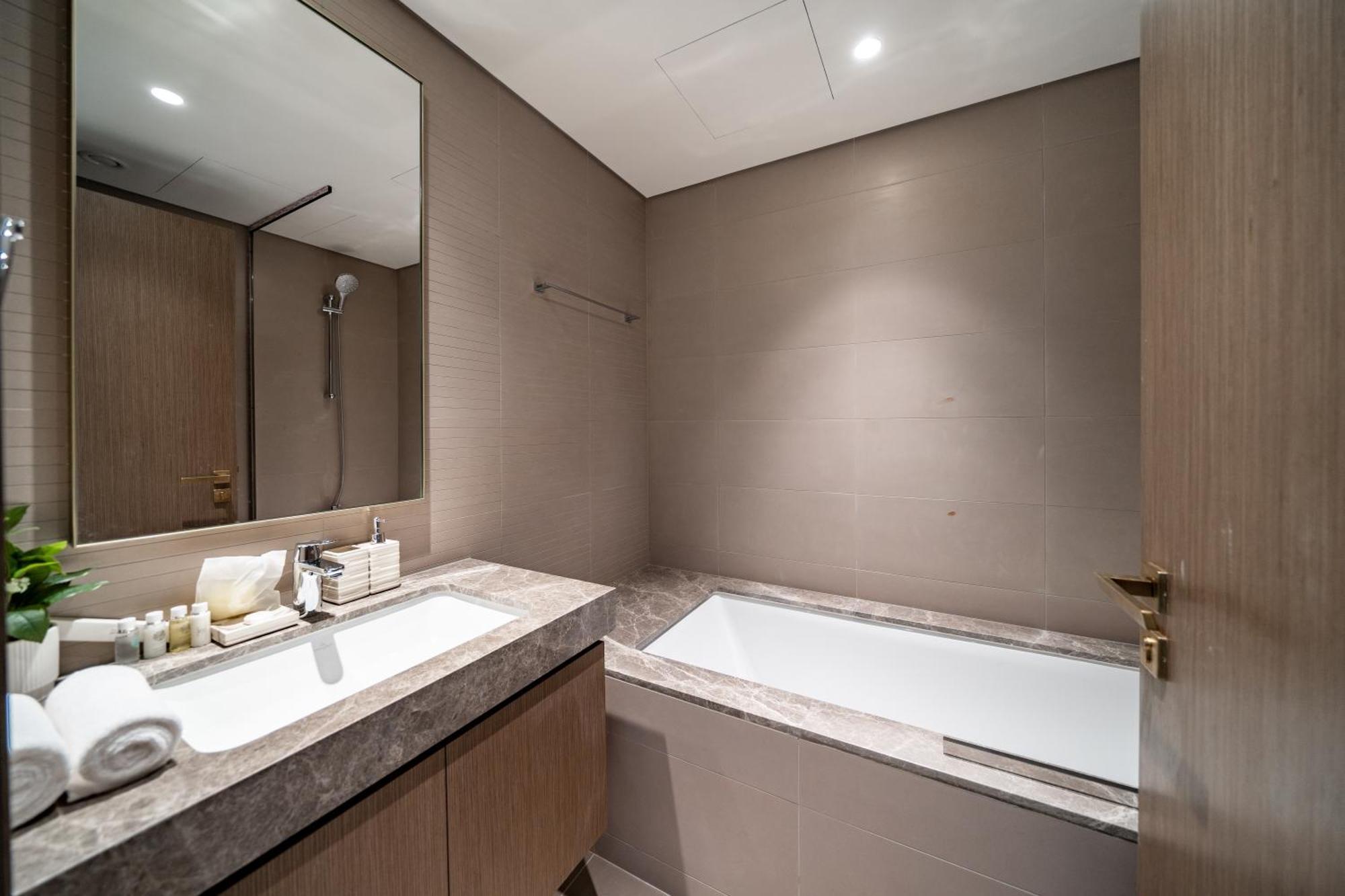 Apartemen Homes & Beyond I Modern 2 Bedroom Seafront *