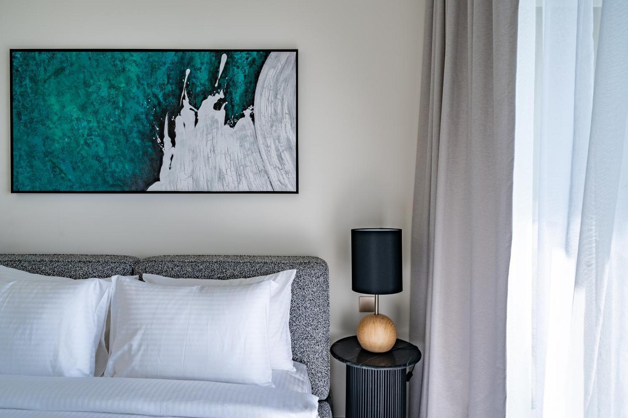 Homes & Beyond I Modern 2 Bedroom Seafront Apartemen