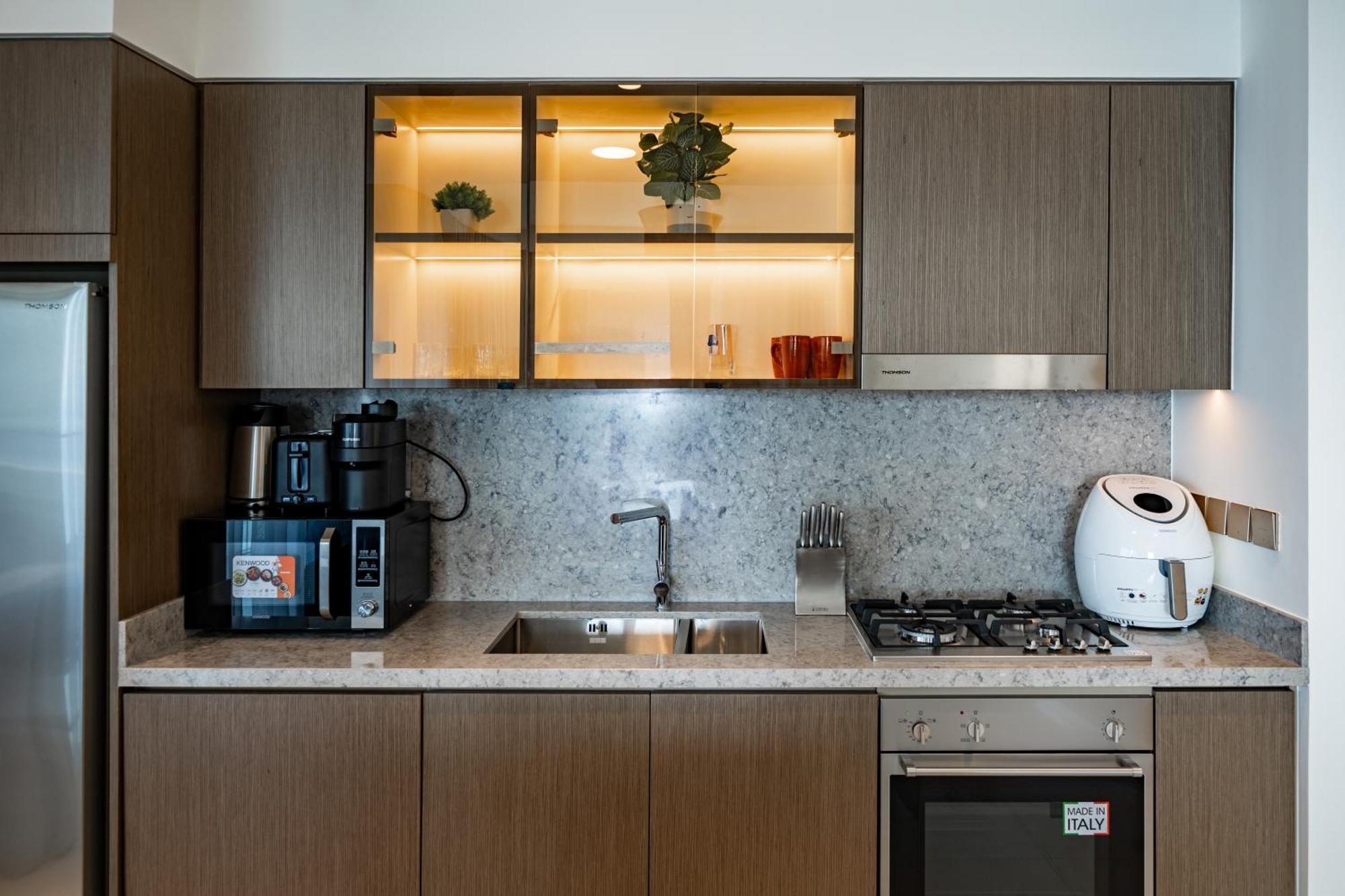 Apartemen Homes & Beyond I Modern 2 Bedroom Seafront *