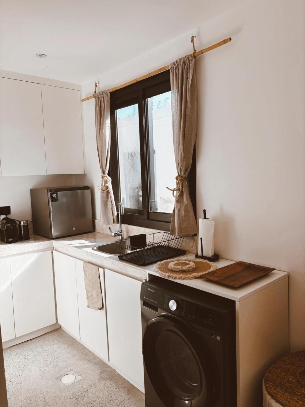 Luxury Boho Chic Beachside Escape, Shared Pool & Burj Khalifa View! Appartement