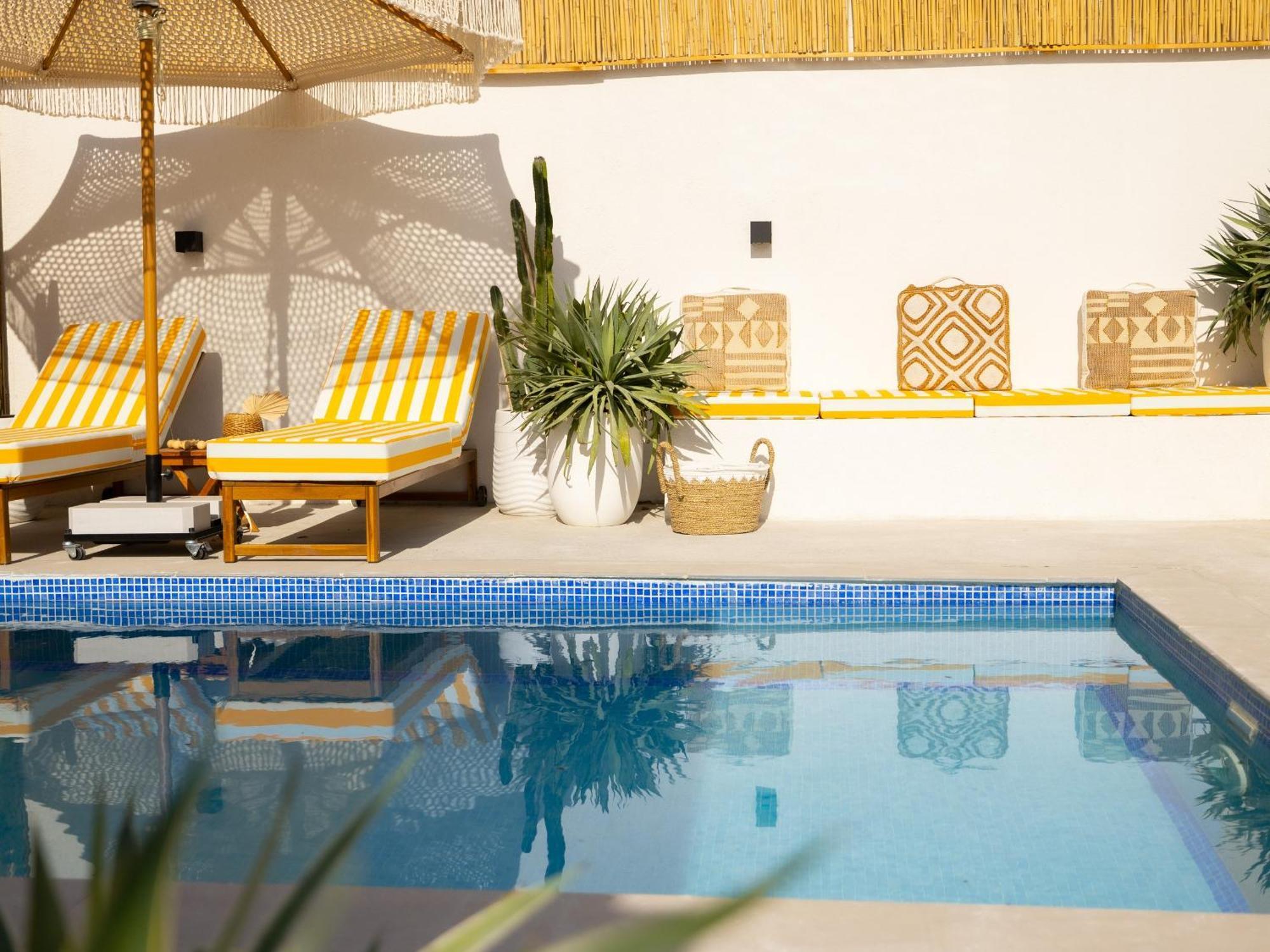 Luxury Boho Chic Beachside Escape, Shared Pool & Burj Khalifa View! * Dubaï