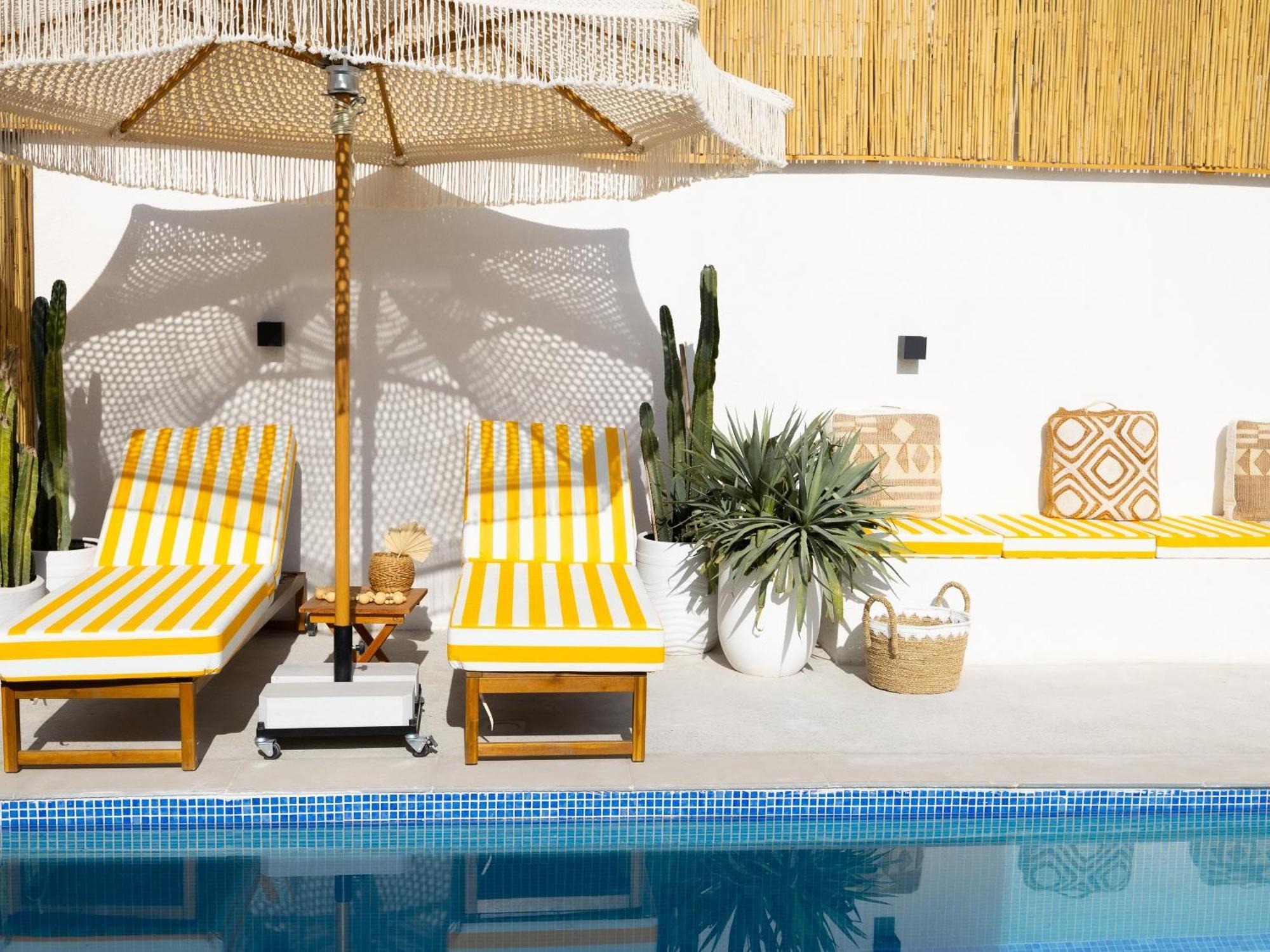 Luxury Boho Chic Beachside Escape, Shared Pool & Burj Khalifa View!