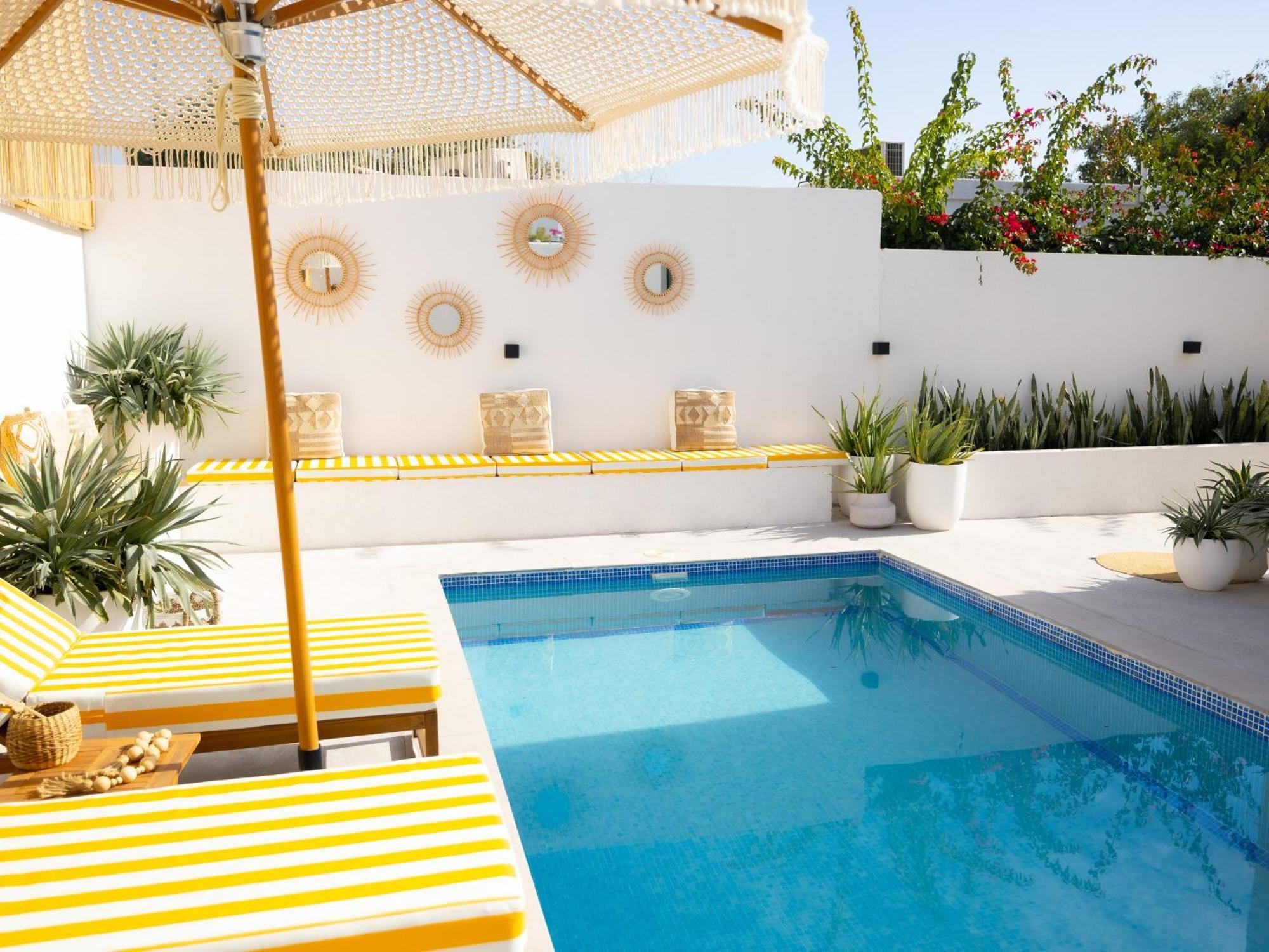 Luxury Boho Chic Beachside Escape, Shared Pool & Burj Khalifa View! *