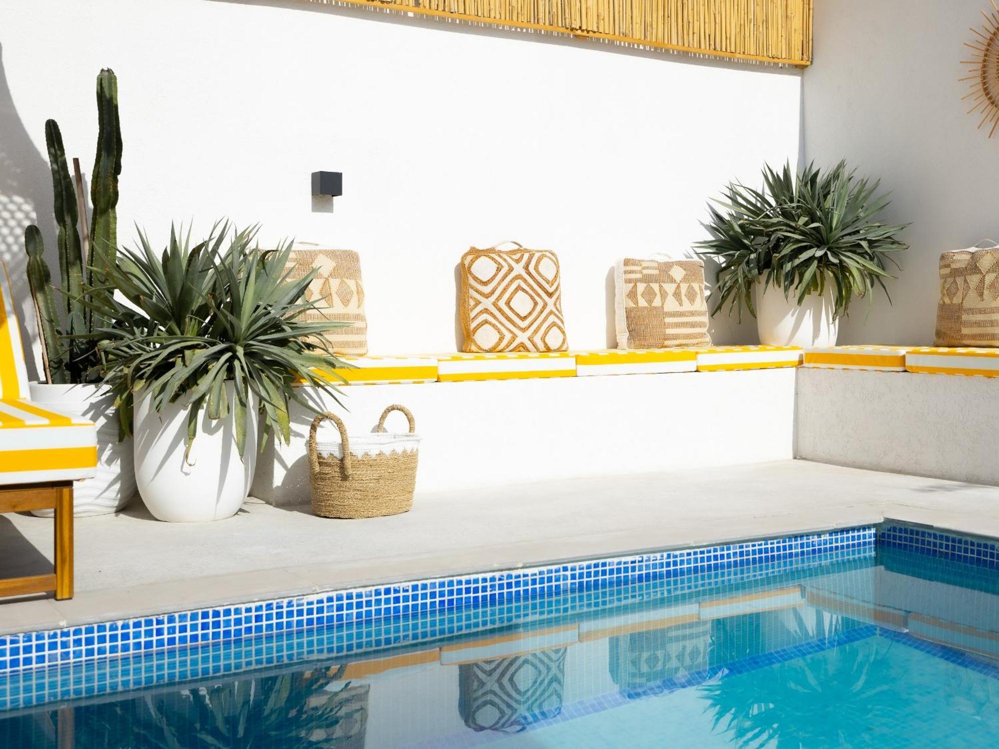 Luxury Boho Chic Beachside Escape, Shared Pool & Burj Khalifa View! Dubaï