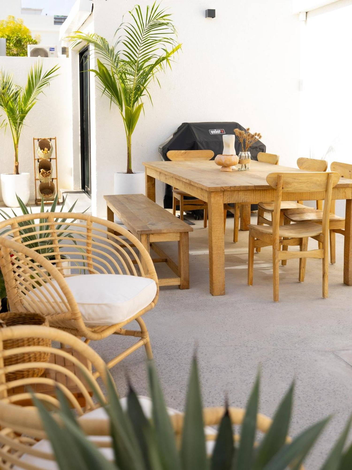 Luxury Boho Chic Beachside Escape, Shared Pool & Burj Khalifa View! Appartement