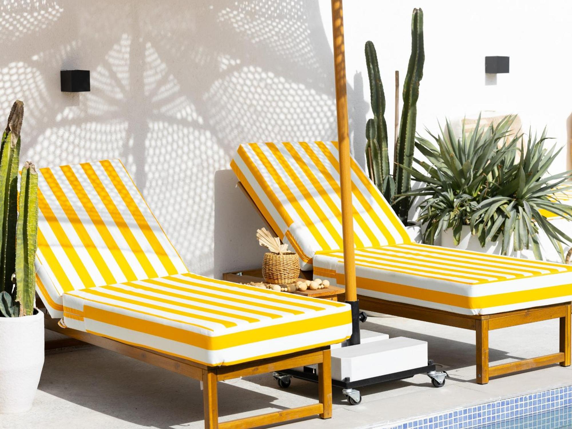 Luxury Boho Chic Beachside Escape, Shared Pool & Burj Khalifa View! Appartement Dubaï