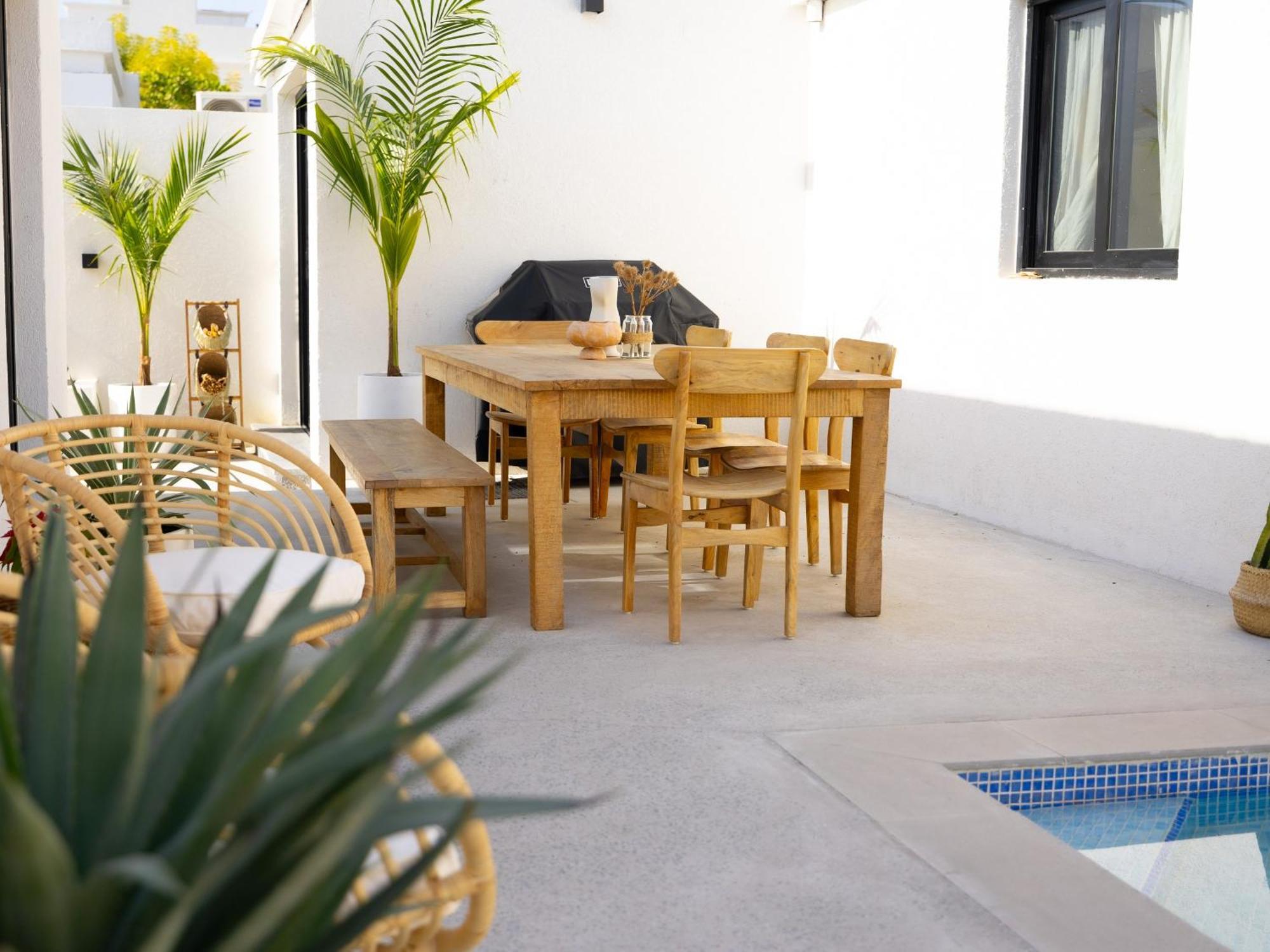 Luxury Boho Chic Beachside Escape, Shared Pool & Burj Khalifa View!