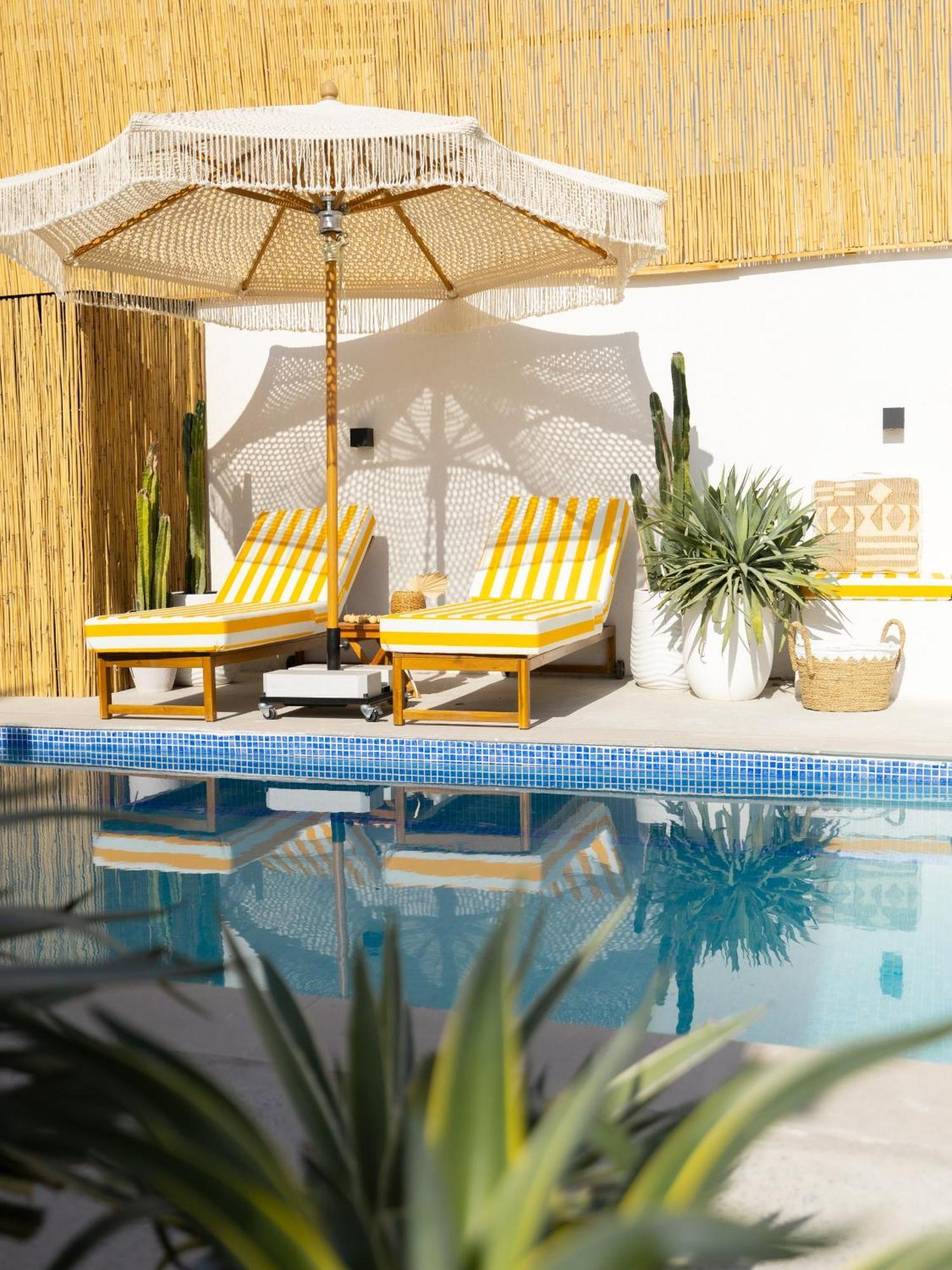 Luxury Boho Chic Beachside Escape, Shared Pool & Burj Khalifa View! Appartement *