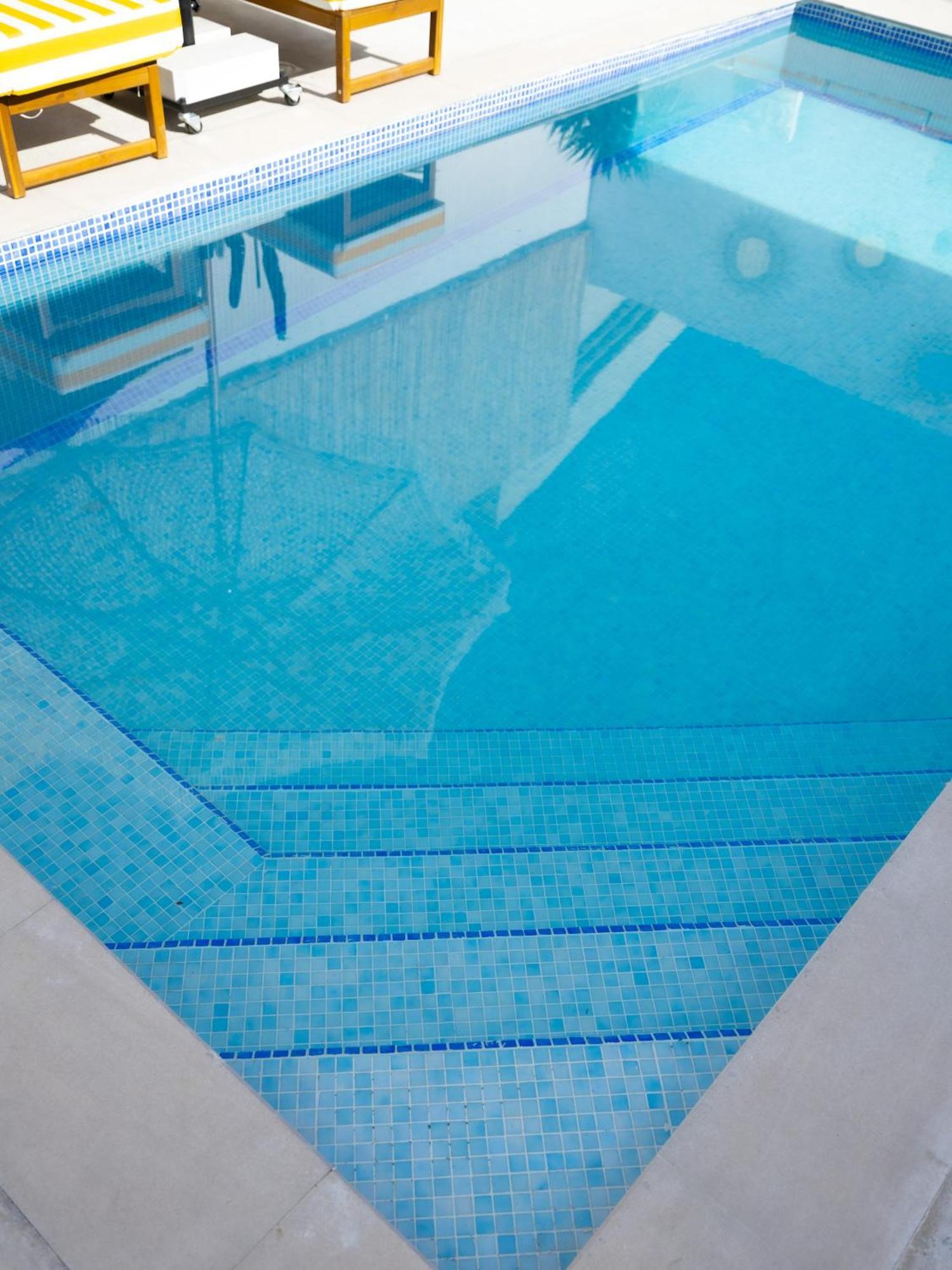 Luxury Boho Chic Beachside Escape, Shared Pool & Burj Khalifa View! Appartement