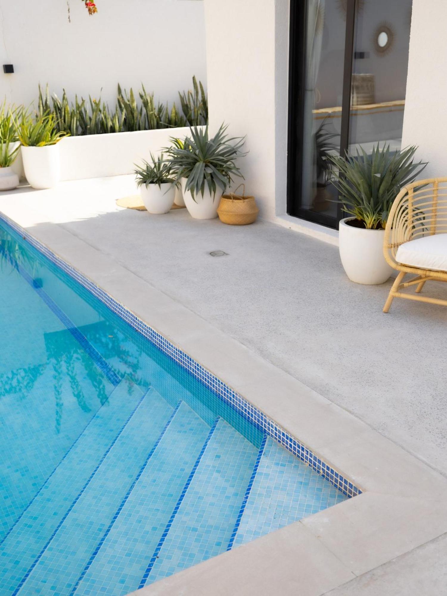 Appartement Luxury Boho Chic Beachside Escape, Shared Pool & Burj Khalifa View!