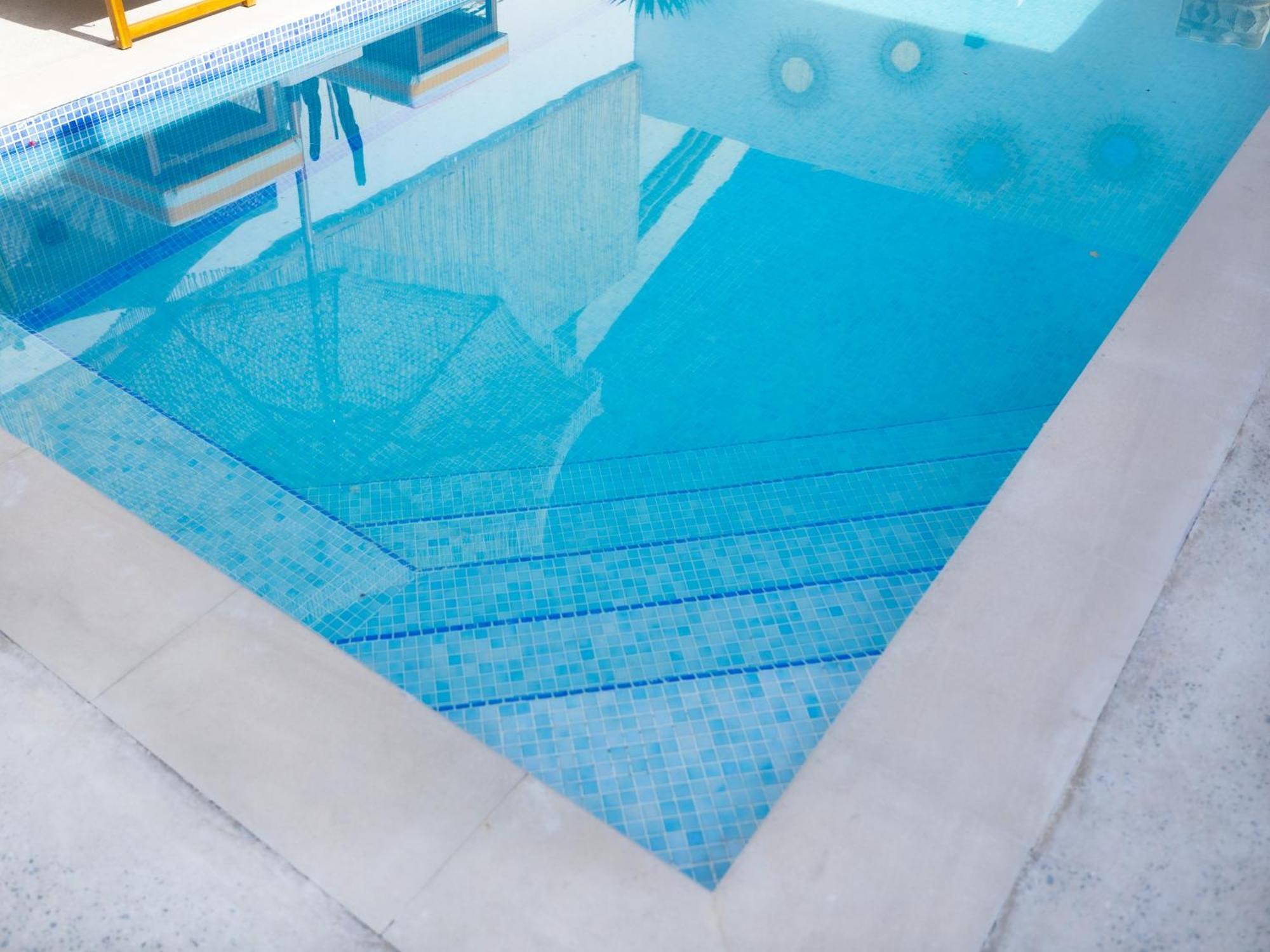 Luxury Boho Chic Beachside Escape, Shared Pool & Burj Khalifa View! Dubaï