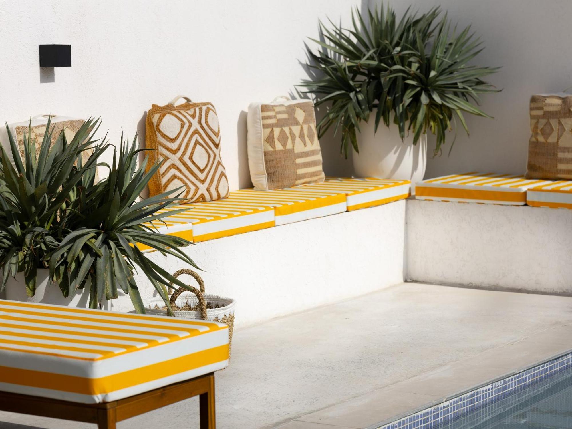 Luxury Boho Chic Beachside Escape, Shared Pool & Burj Khalifa View! Appartement *