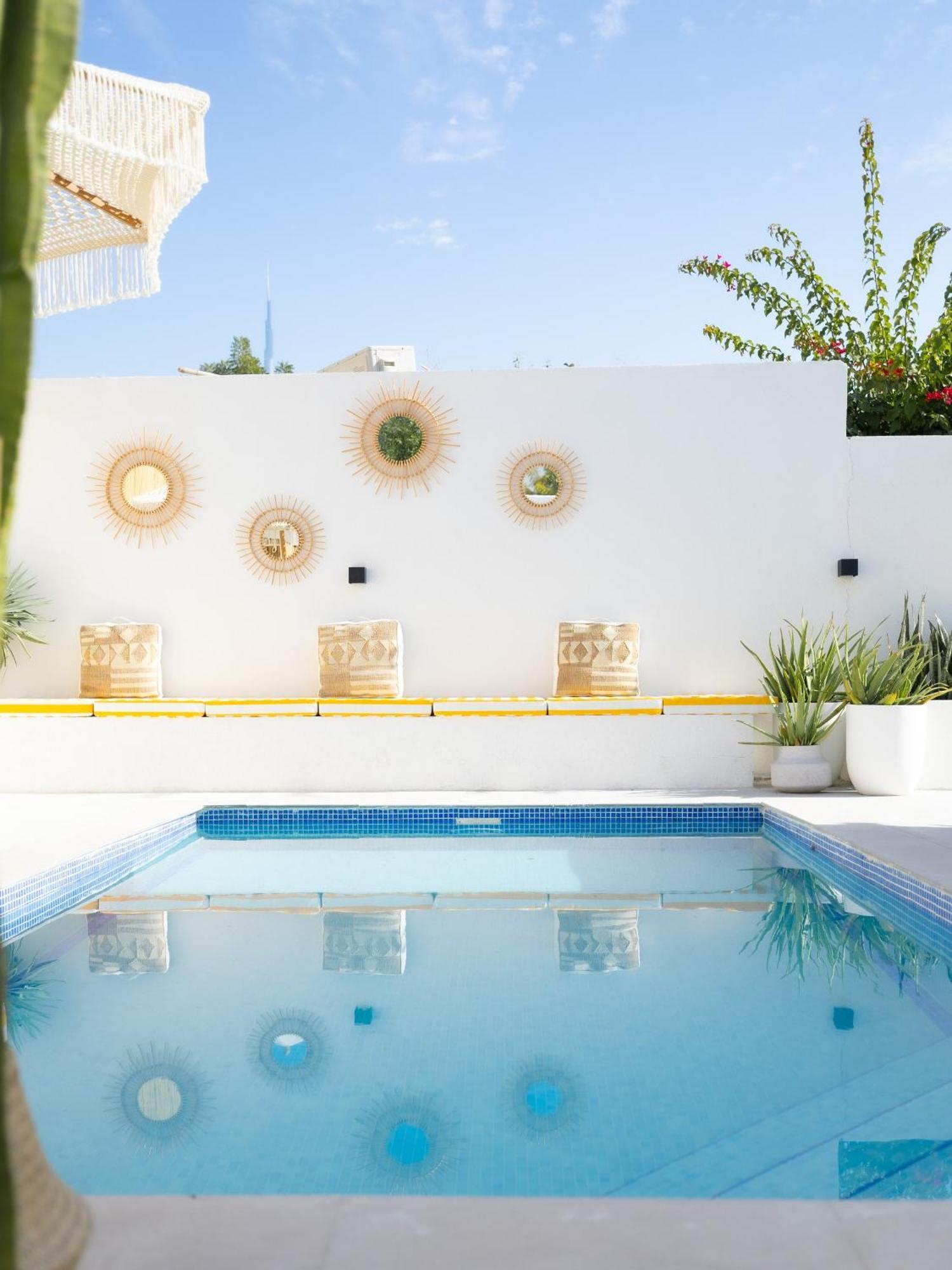 Luxury Boho Chic Beachside Escape, Shared Pool & Burj Khalifa View!