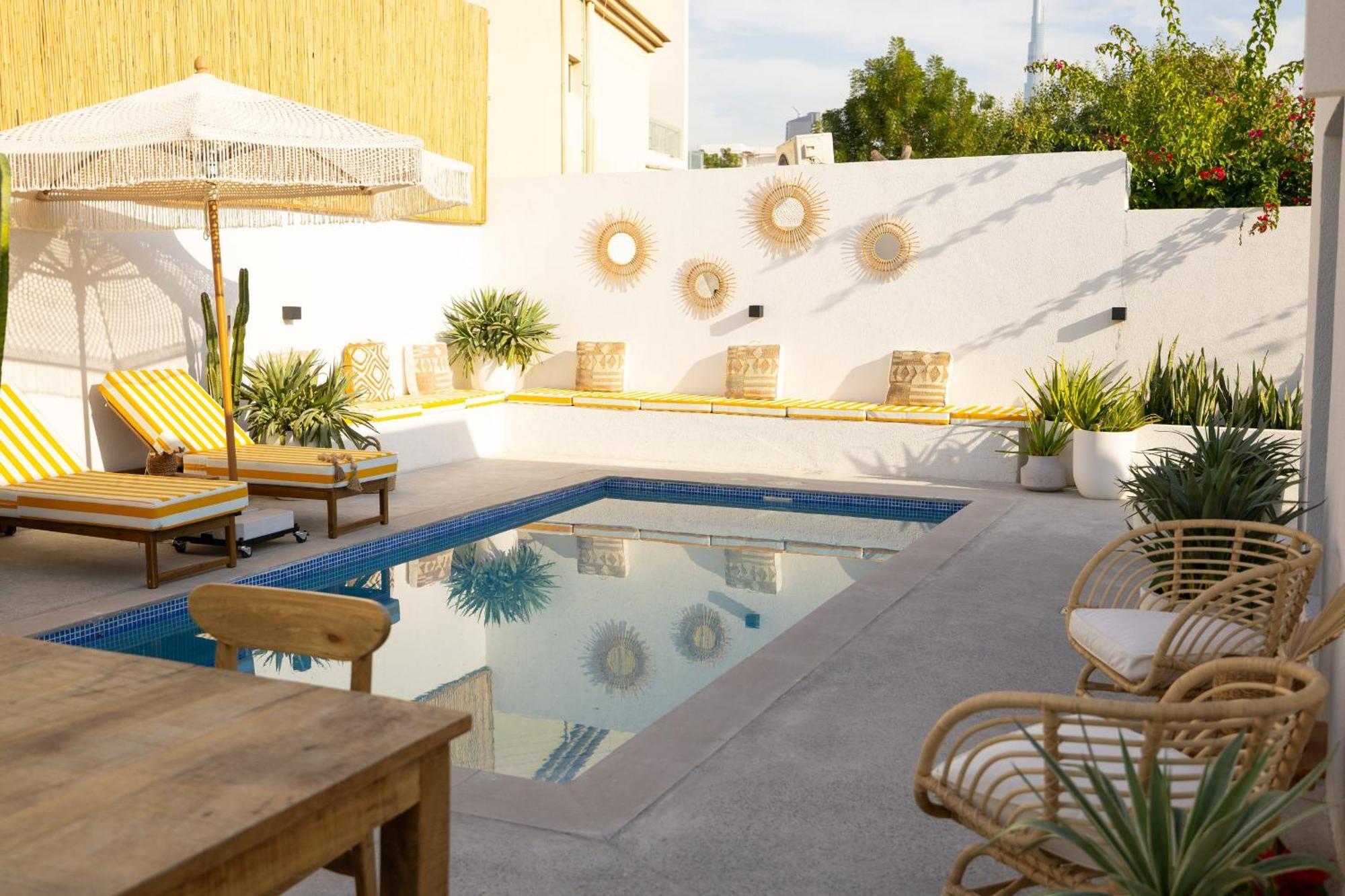 Luxury Boho Chic Beachside Escape, Shared Pool & Burj Khalifa View! Appartement *
