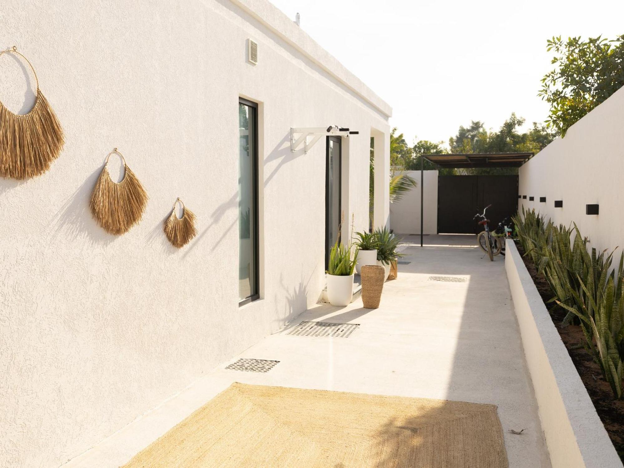 Luxury Boho Chic Beachside Escape, Shared Pool & Burj Khalifa View! * Dubaï