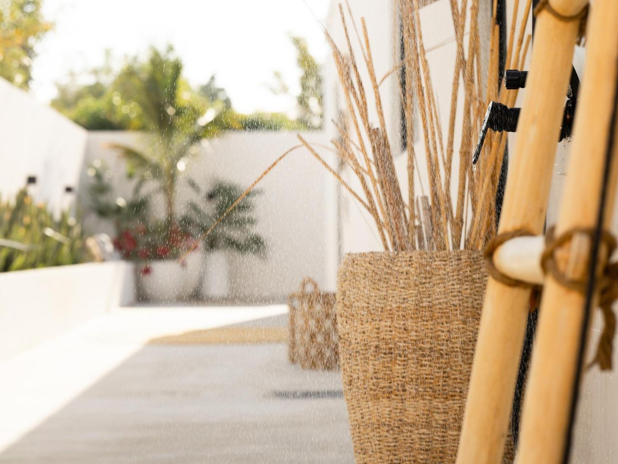 Luxury Boho Chic Beachside Escape, Shared Pool & Burj Khalifa View! Appartement