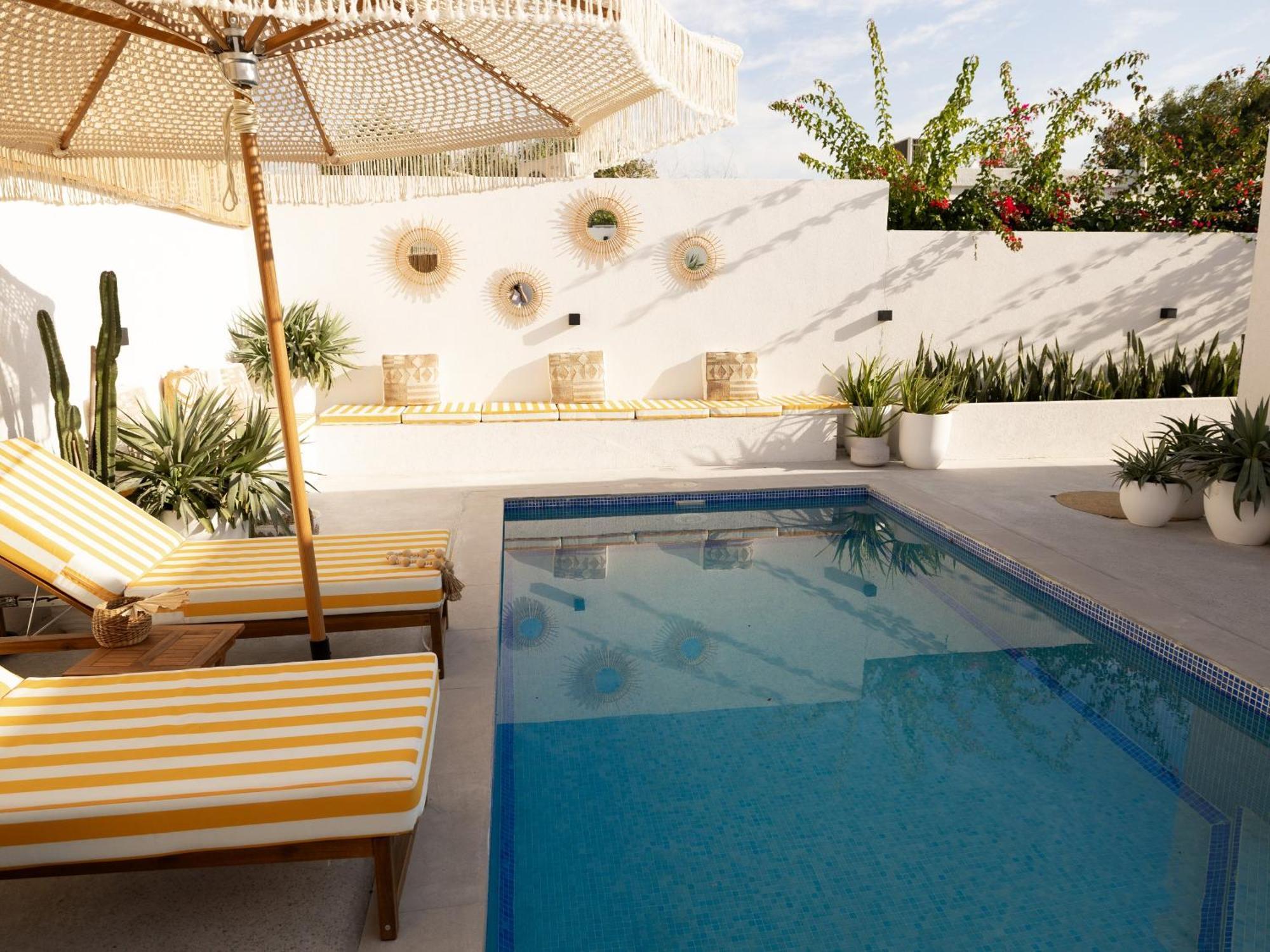 Luxury Boho Chic Beachside Escape, Shared Pool & Burj Khalifa View! Appartement *
