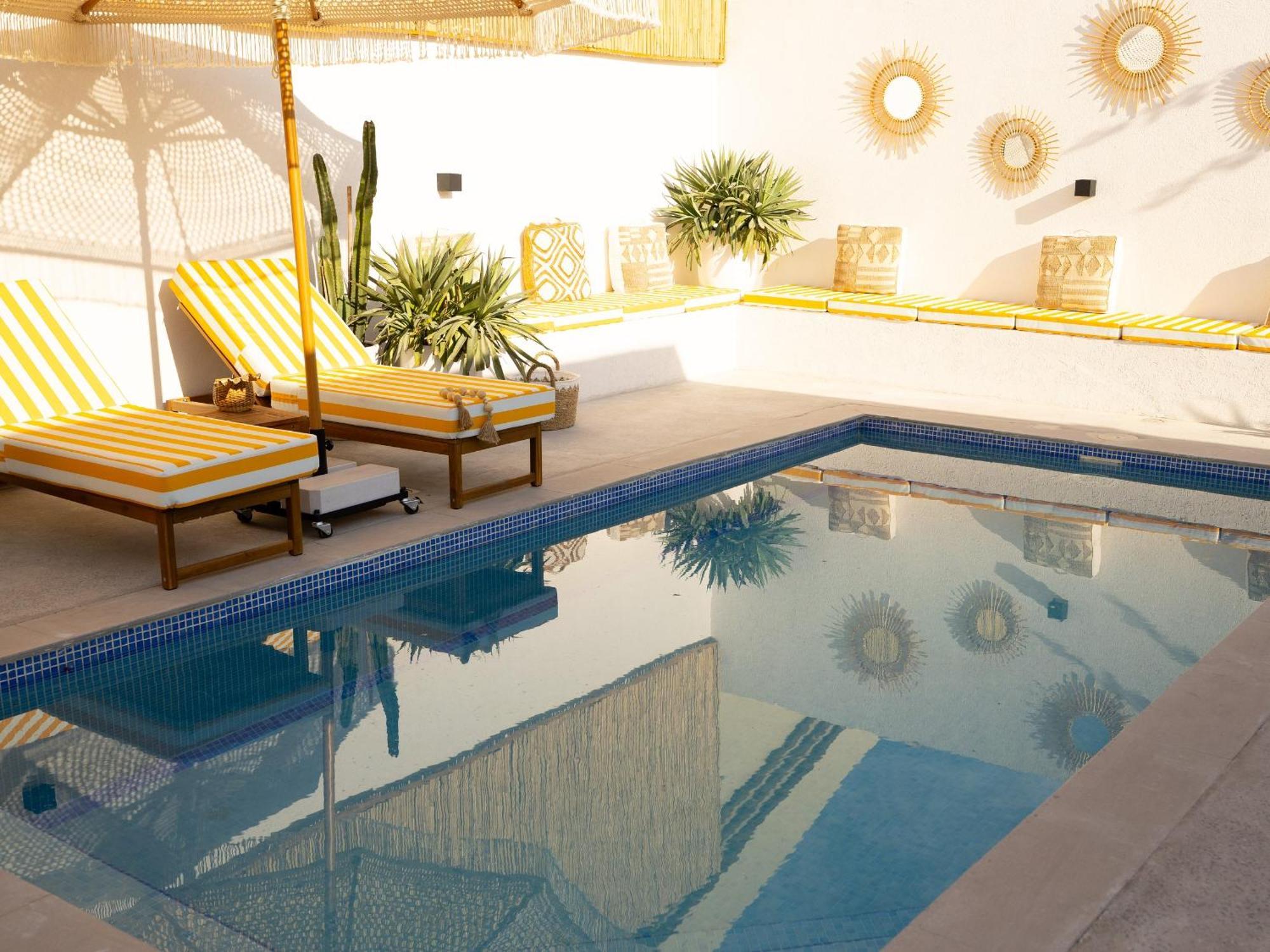 Appartement Luxury Boho Chic Beachside Escape, Shared Pool & Burj Khalifa View! Dubaï