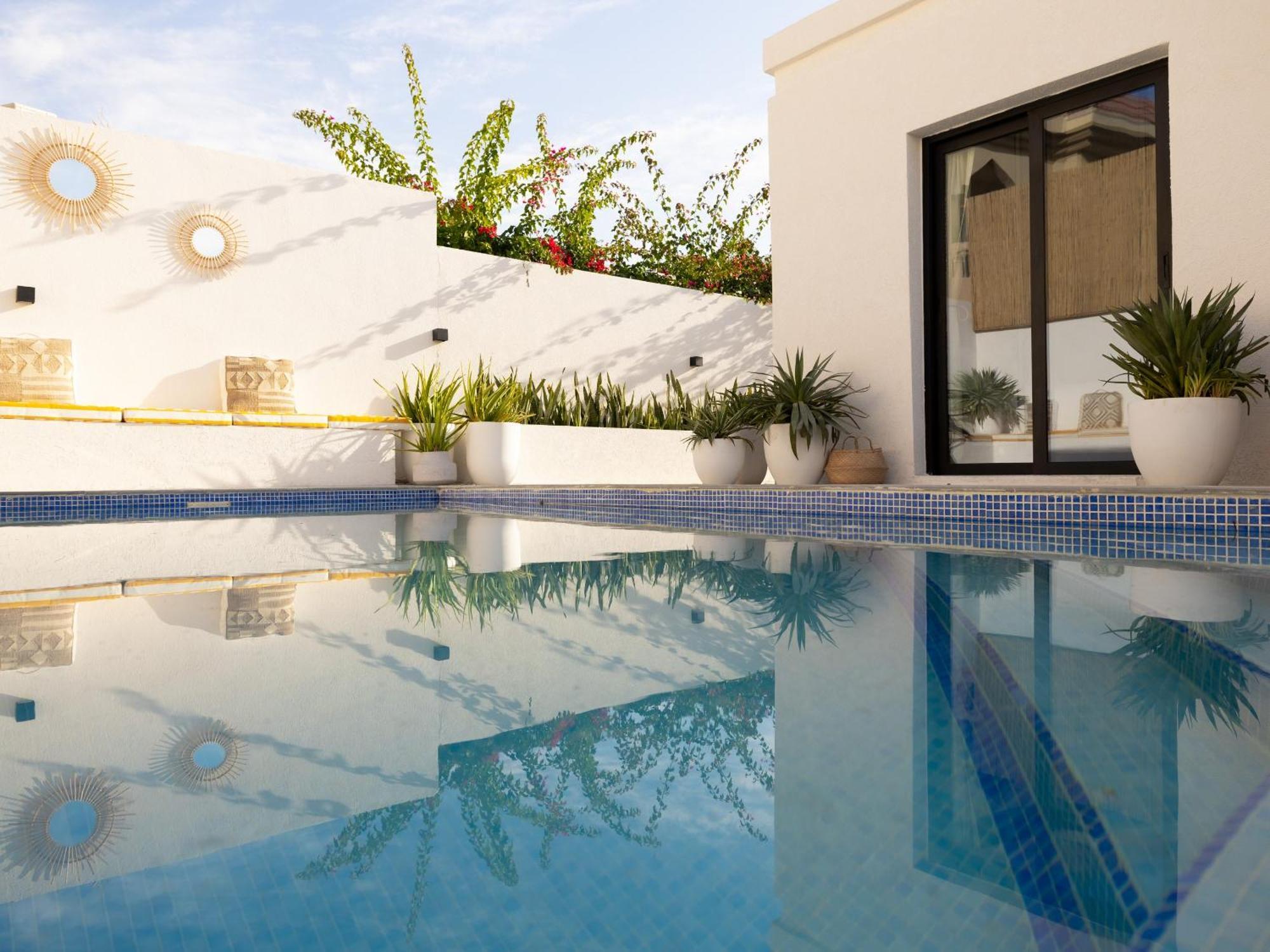 Luxury Boho Chic Beachside Escape, Shared Pool & Burj Khalifa View! *