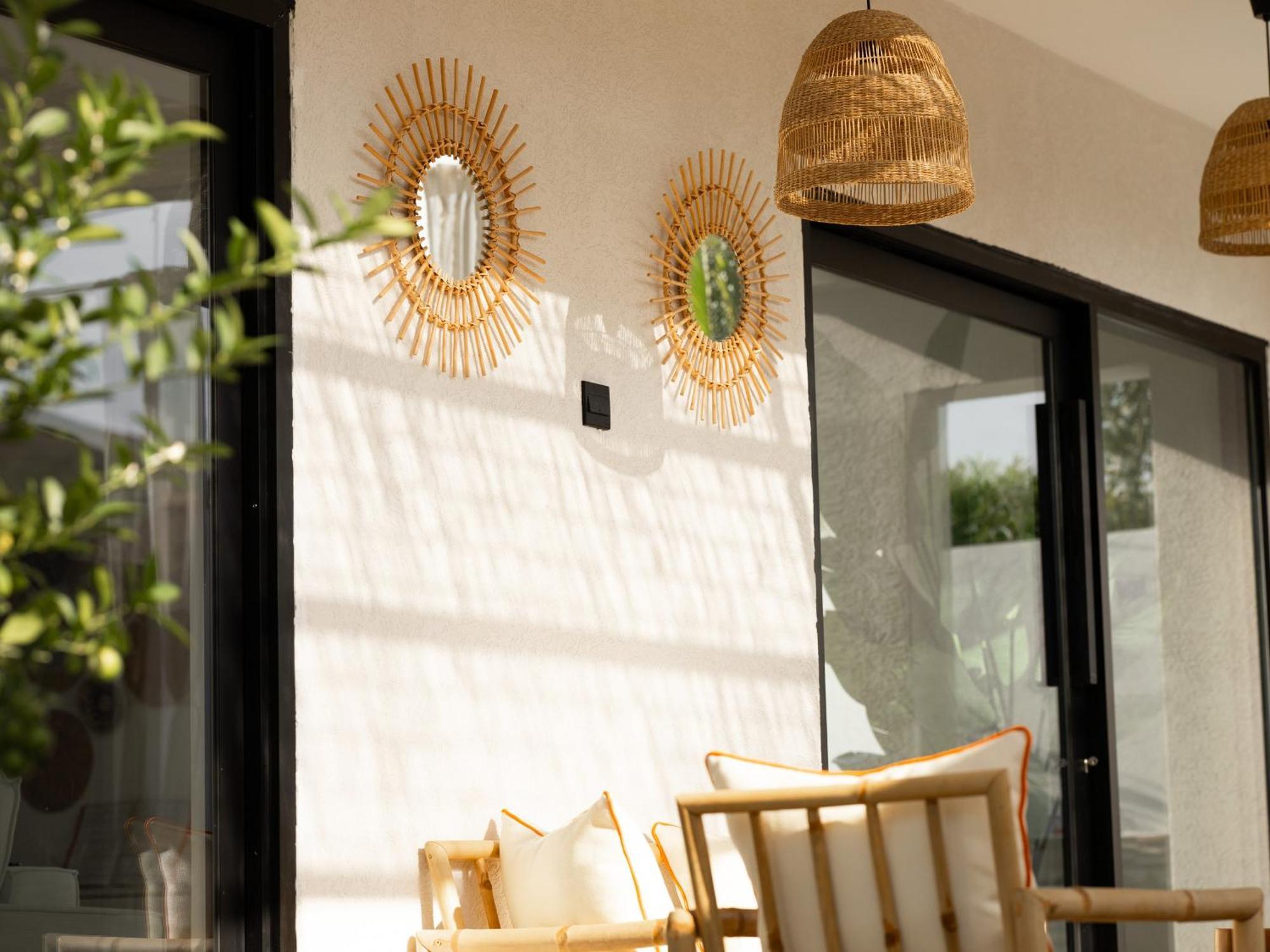 Luxury Boho Chic Beachside Escape, Shared Pool & Burj Khalifa View! Dubaï