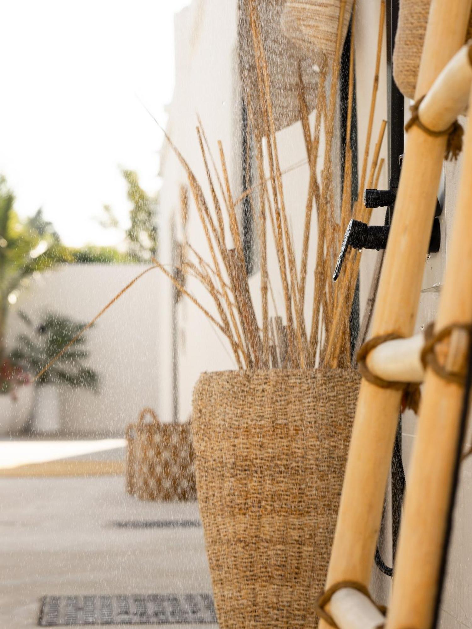 Luxury Boho Chic Beachside Escape, Shared Pool & Burj Khalifa View! Appartement Dubaï